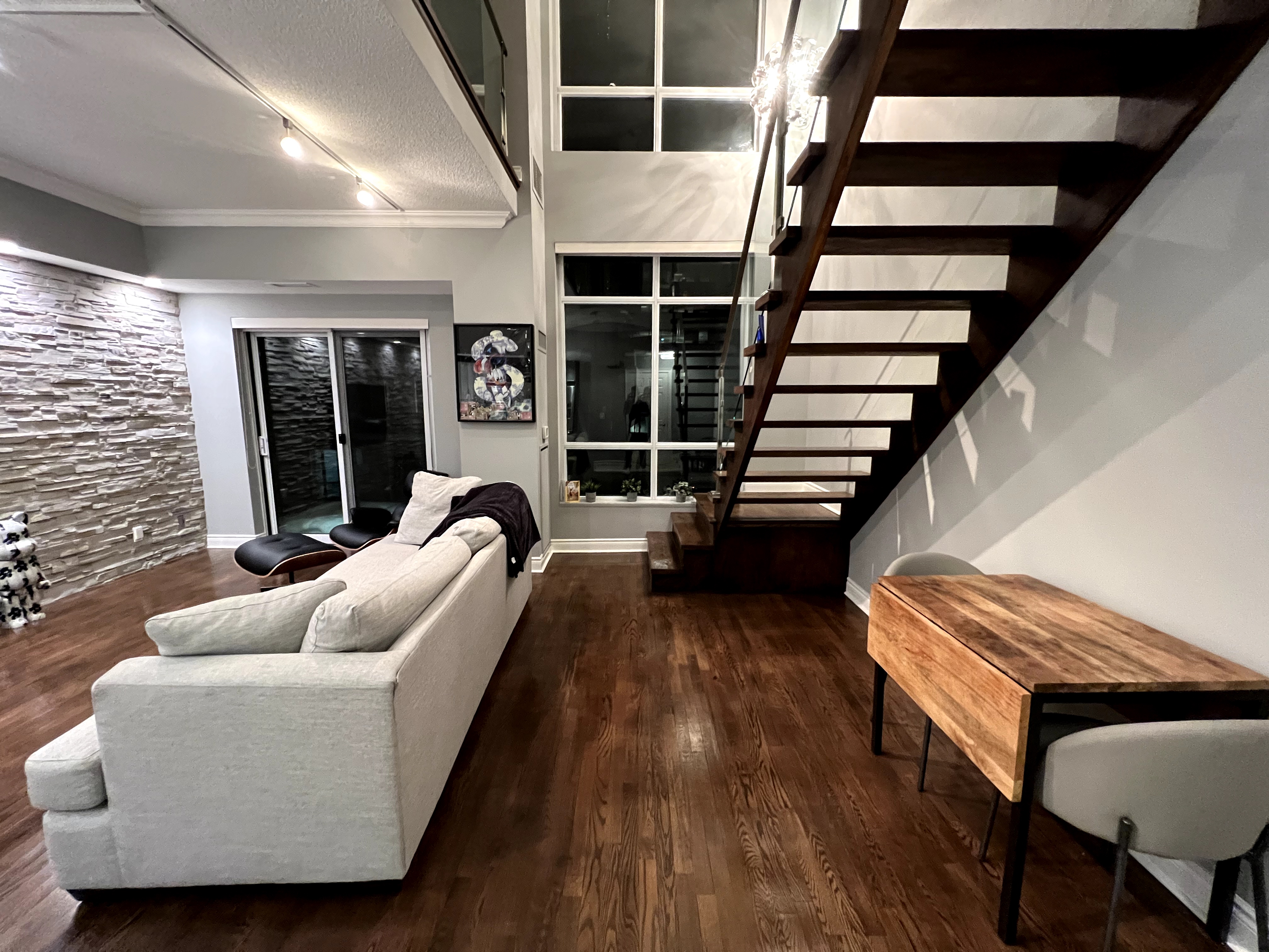 Amazing 2 Storey Loft 3 BED In Central Downtown