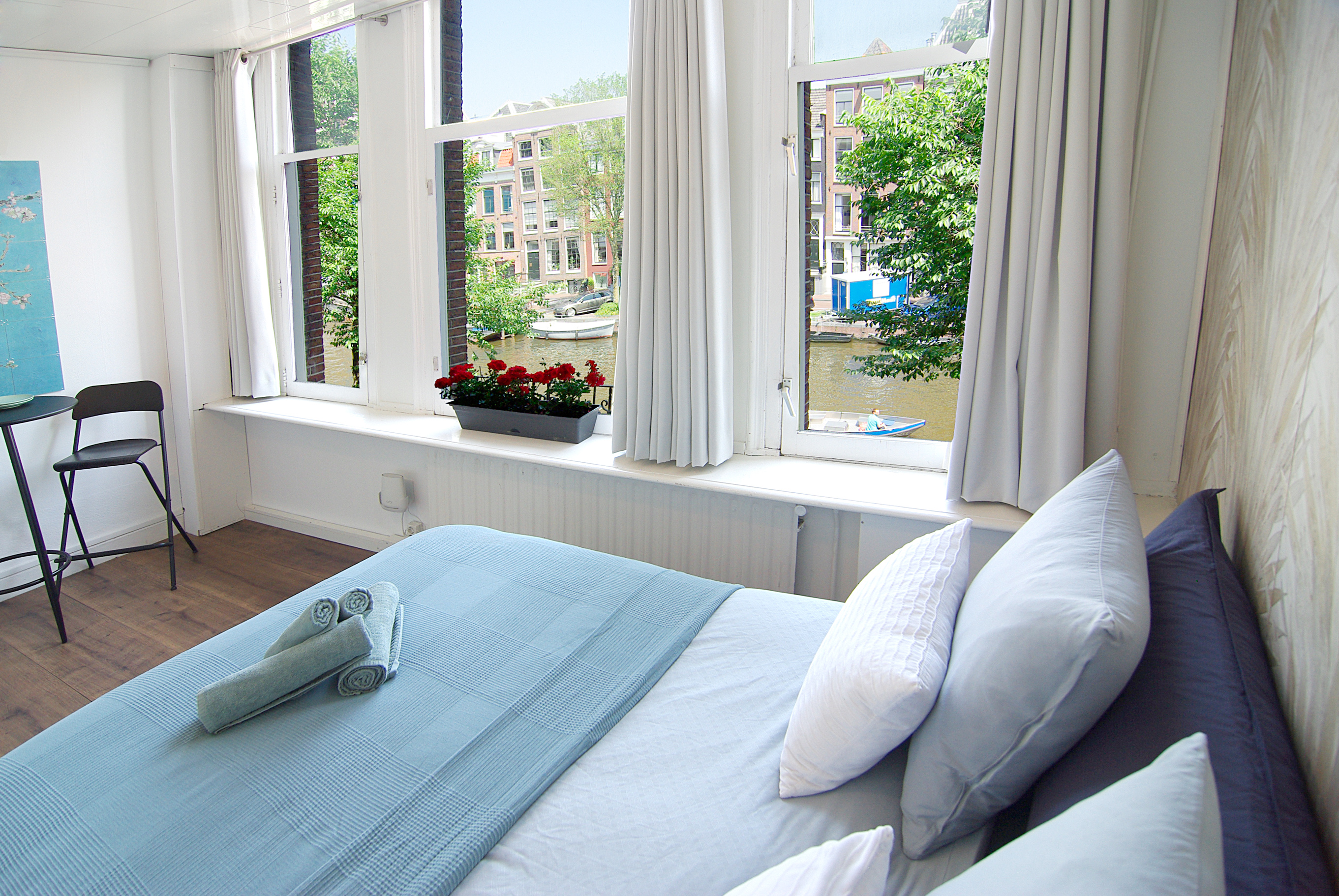 Private studio with amazing canal view & bathroom — Amsterdam stay