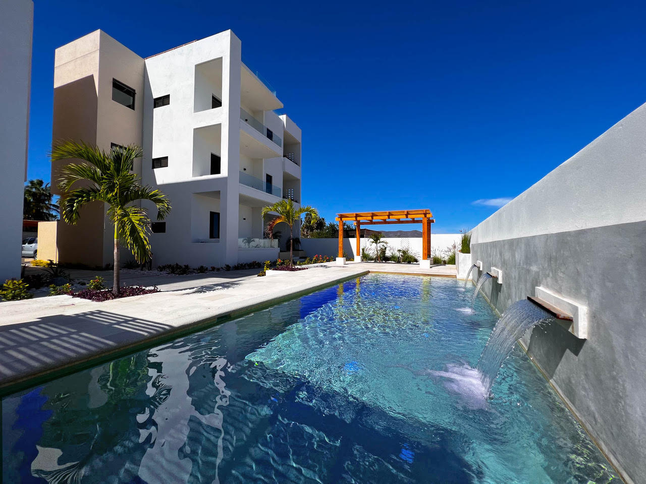 Pool Condo just a few steps from the beach north