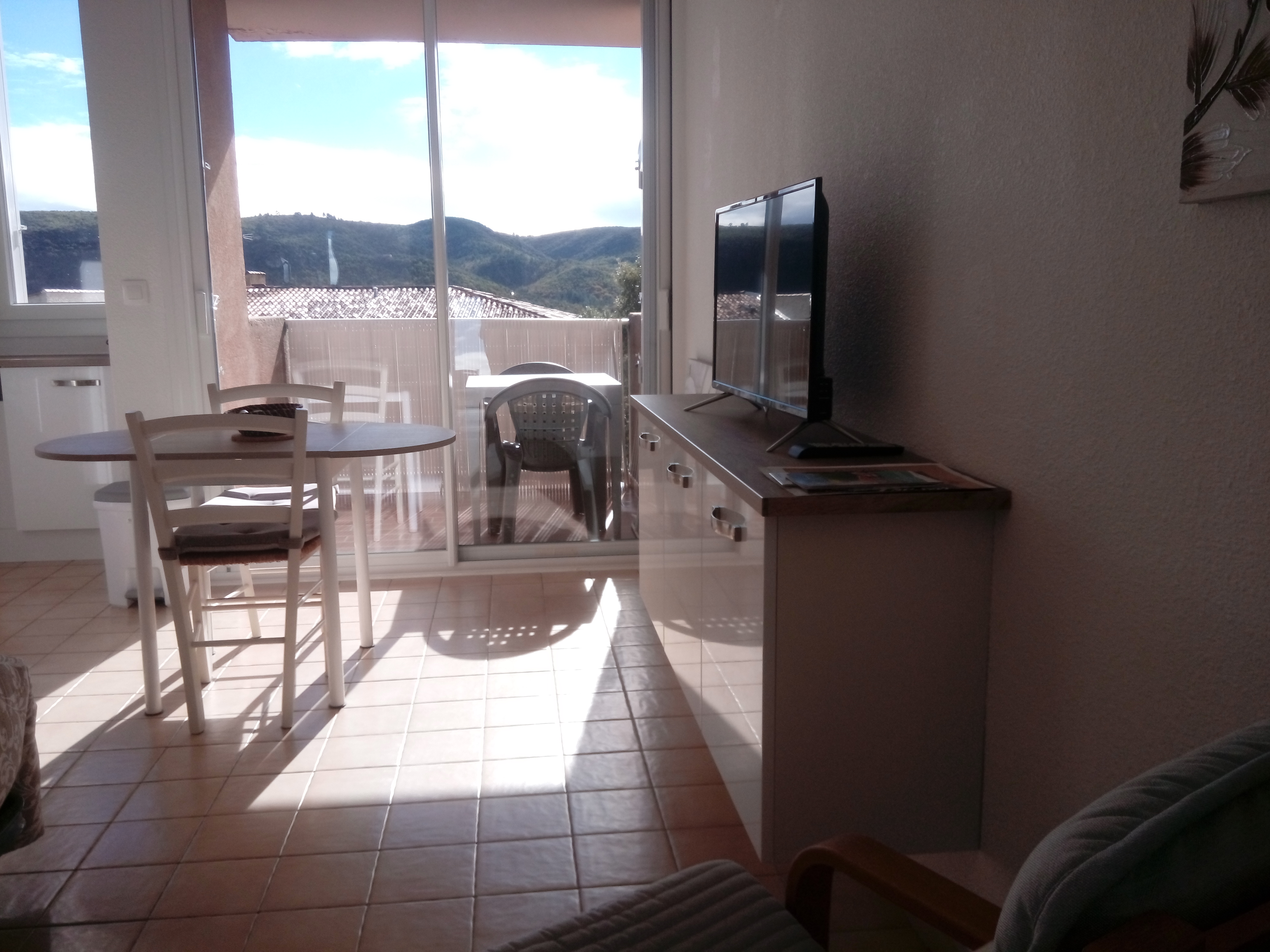 SOUTH FACING STUDIO + TERRACE + RENOVATED QUIET PARKING