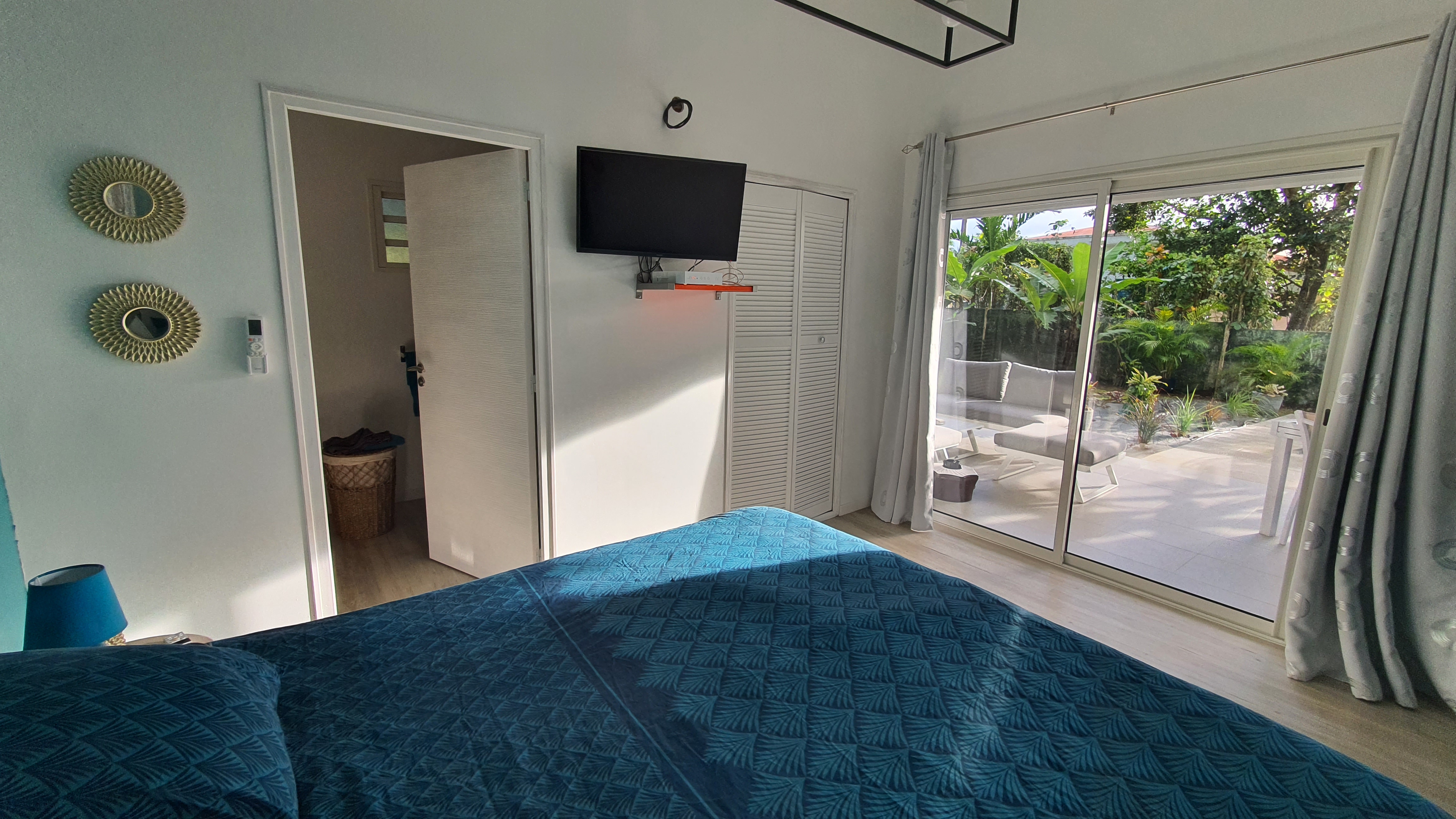 Pleasant bungalow in the shade of a mango tree