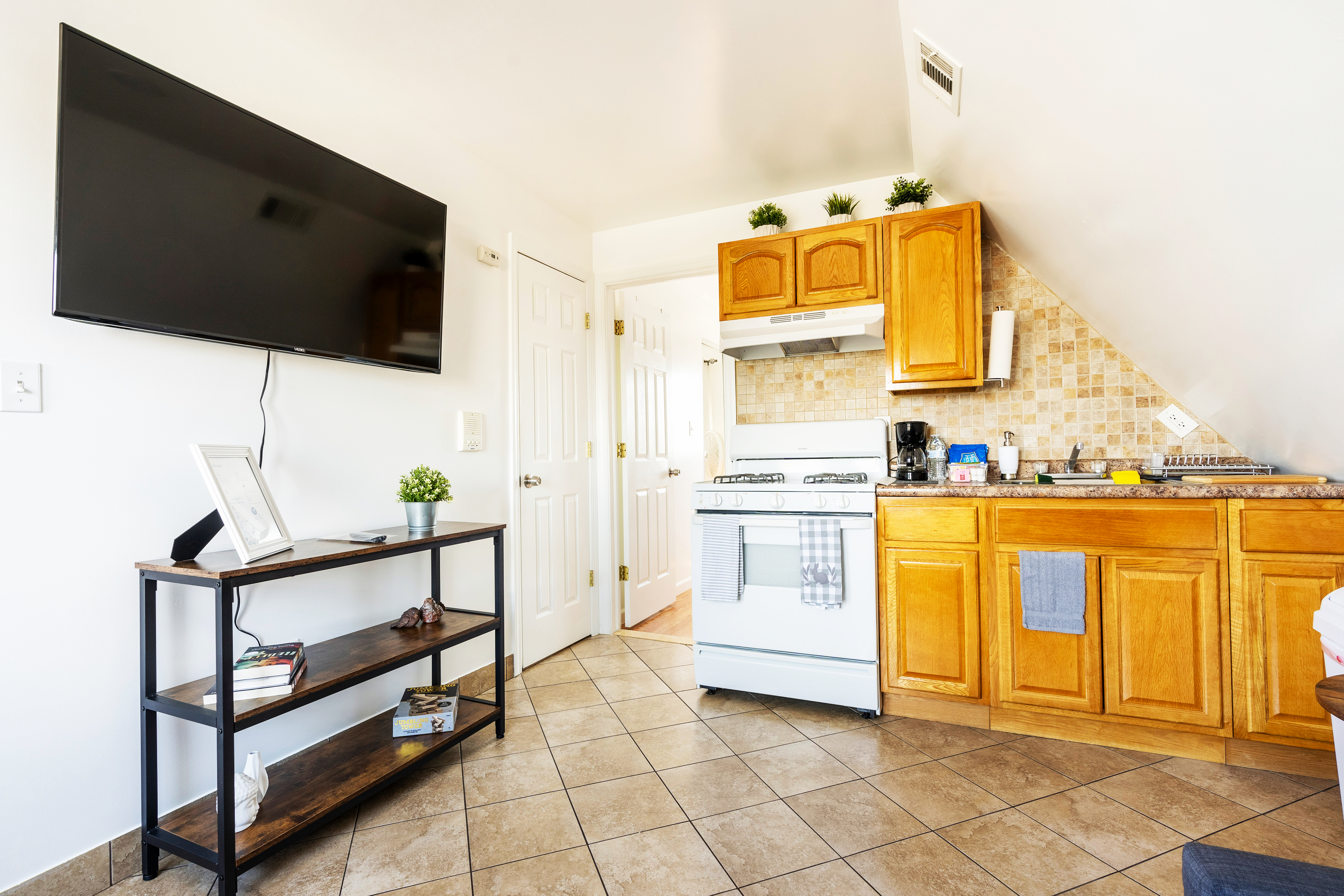 Private Attic Apartment Near Newark Airport & NYC in West, Newark