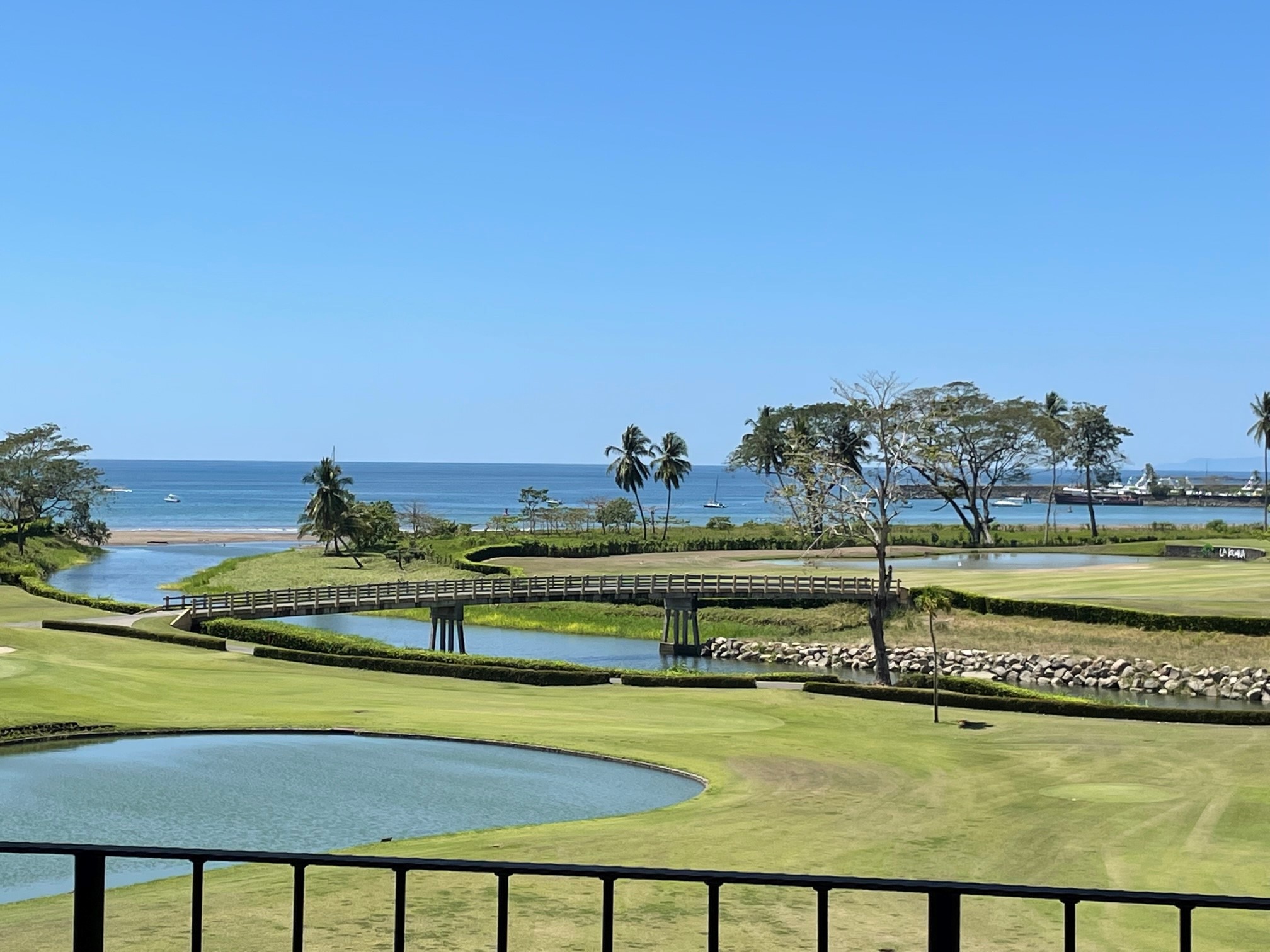 Beautiful condo with Ocean , Golf and Pool view
