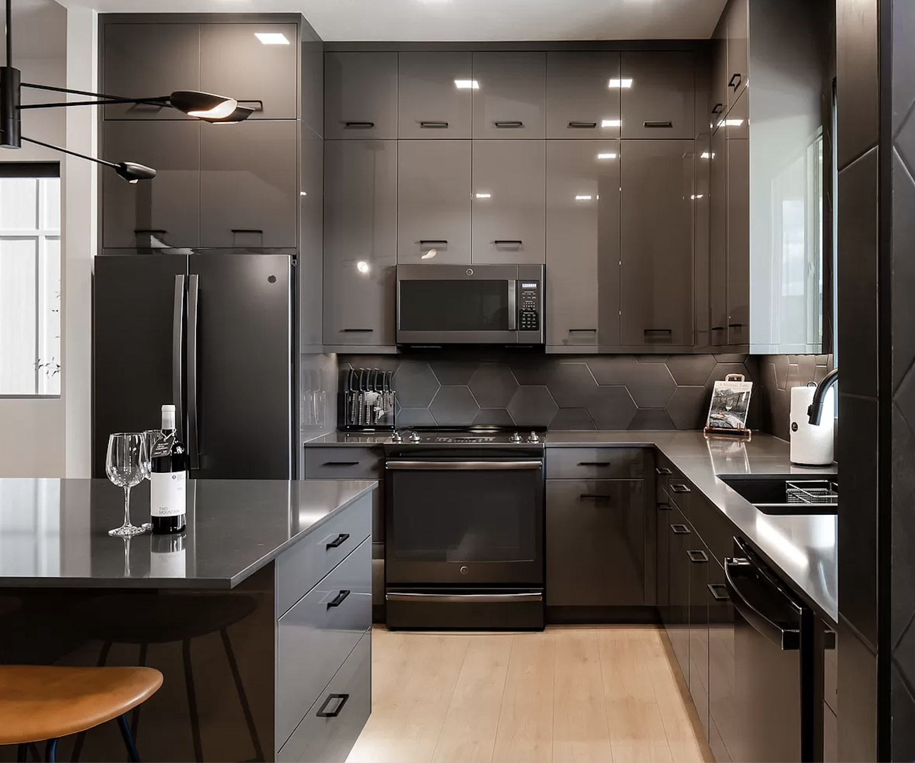 Mntn Views - 5 mins from MSU/dwntwn & hot tub! in Bozeman, Bozeman