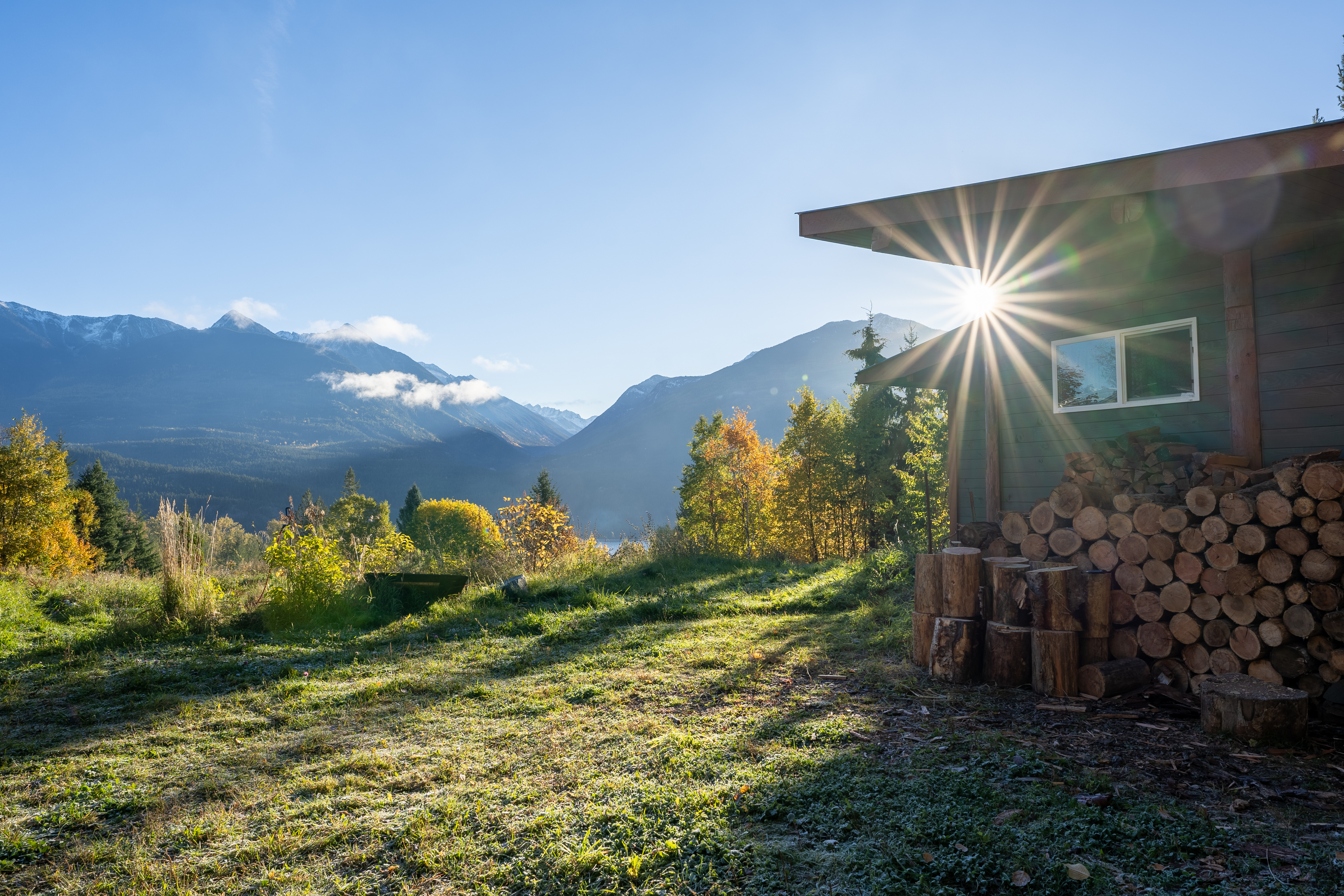 Kaslo Creekside Cottage w/ Sunrise Mountain View