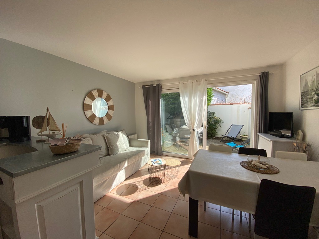 Small house with sunny courtyard near beach