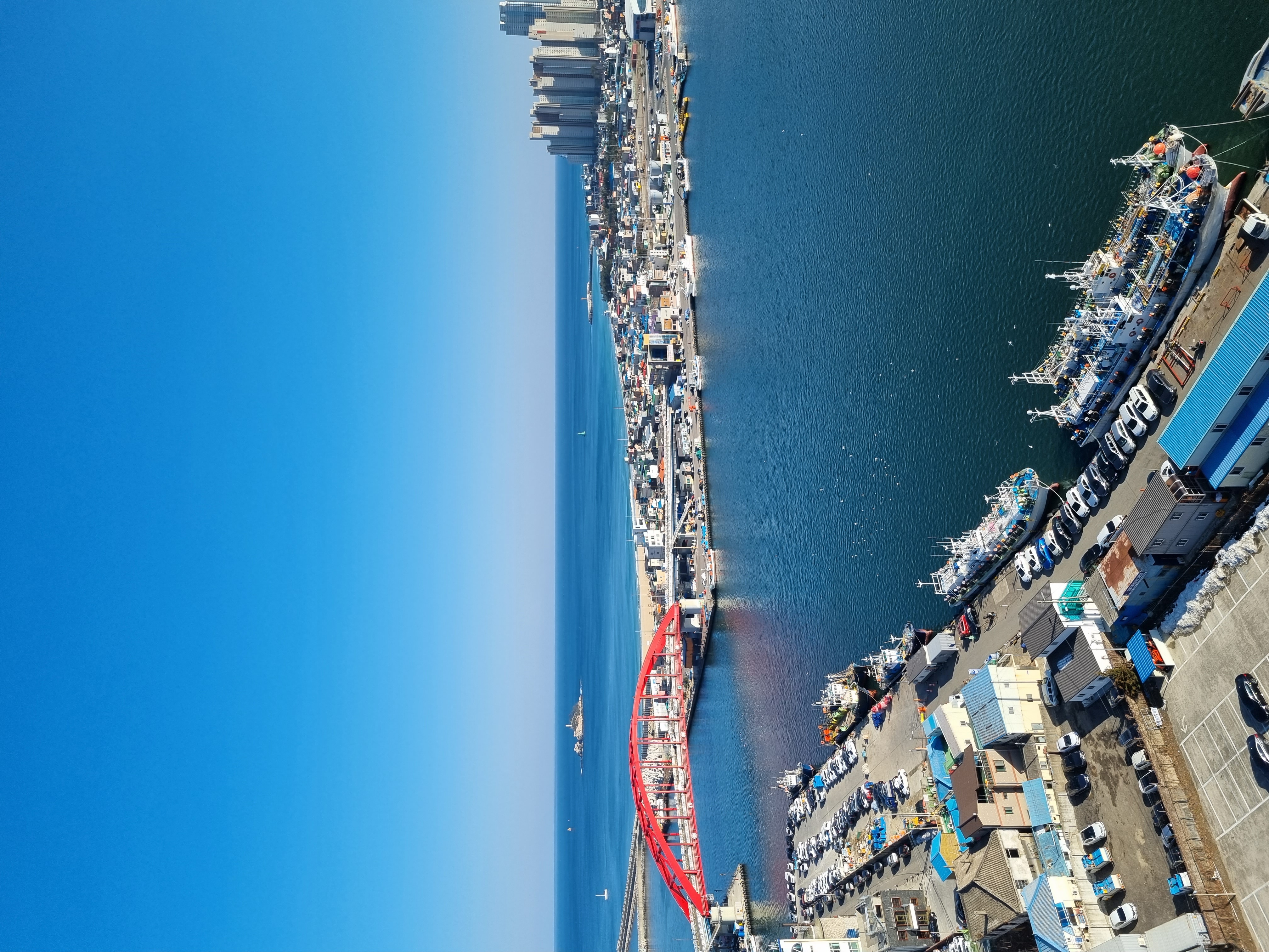 • 🌅 Feel the beautiful sunrise of the East Sea from the skyscraper with 🏝ocean view
in front of Sokcho ~ Free Netflix