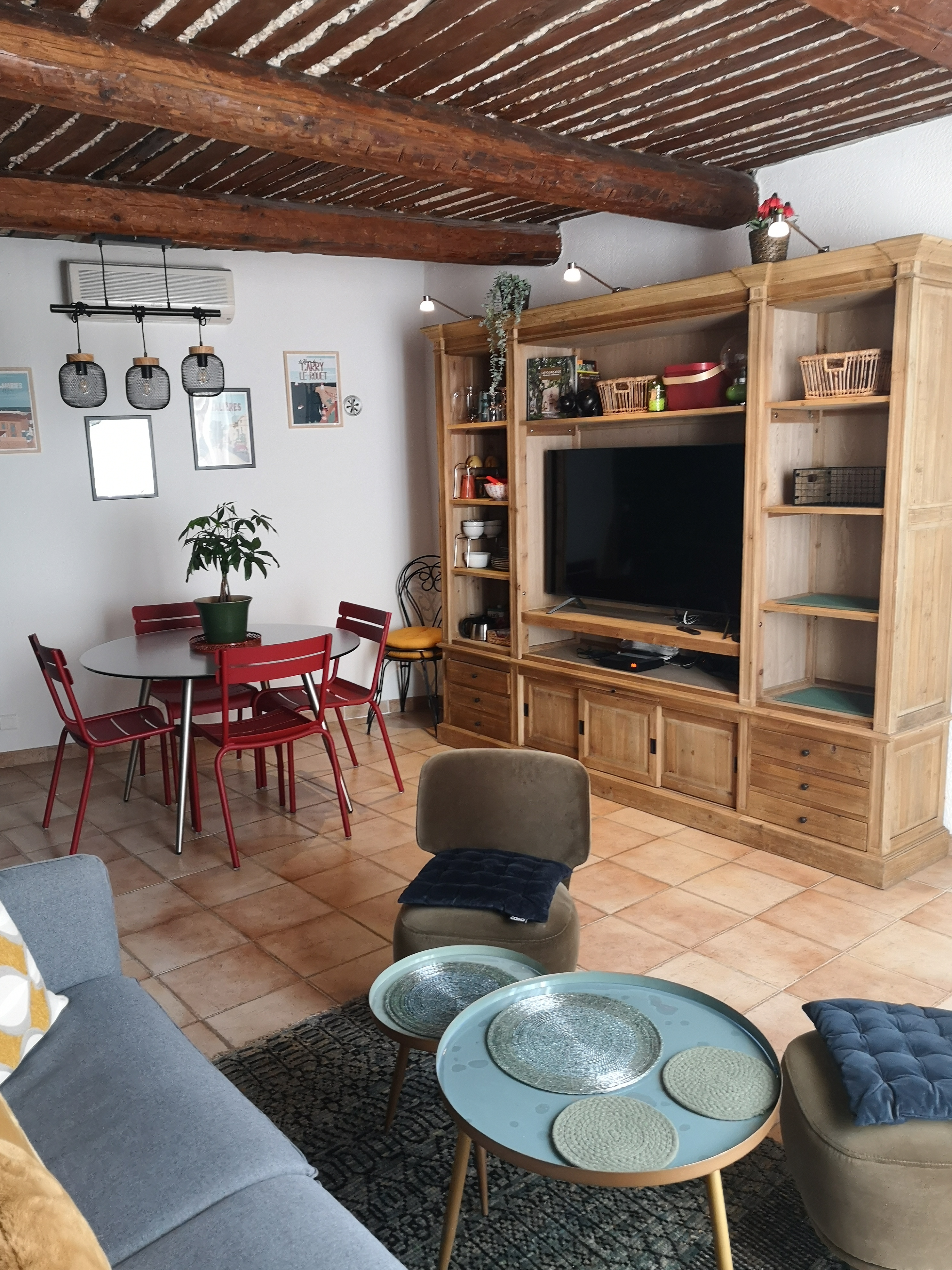Air-conditioned and comfortable apartment downtown
