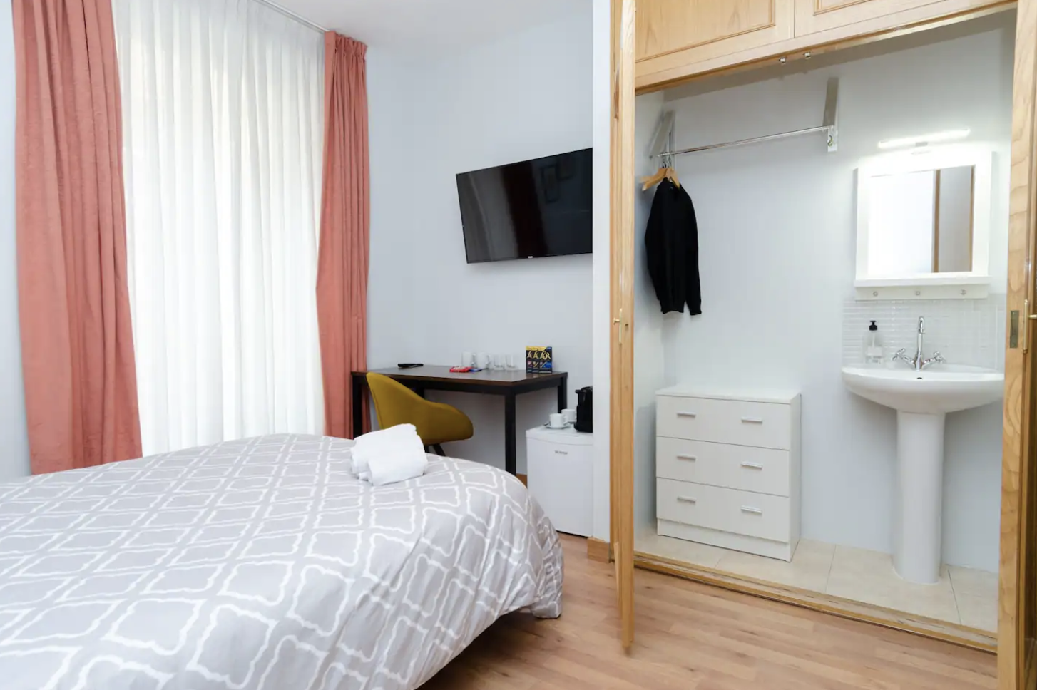Habitación privada en pleno centro de Madrid 1-1-1