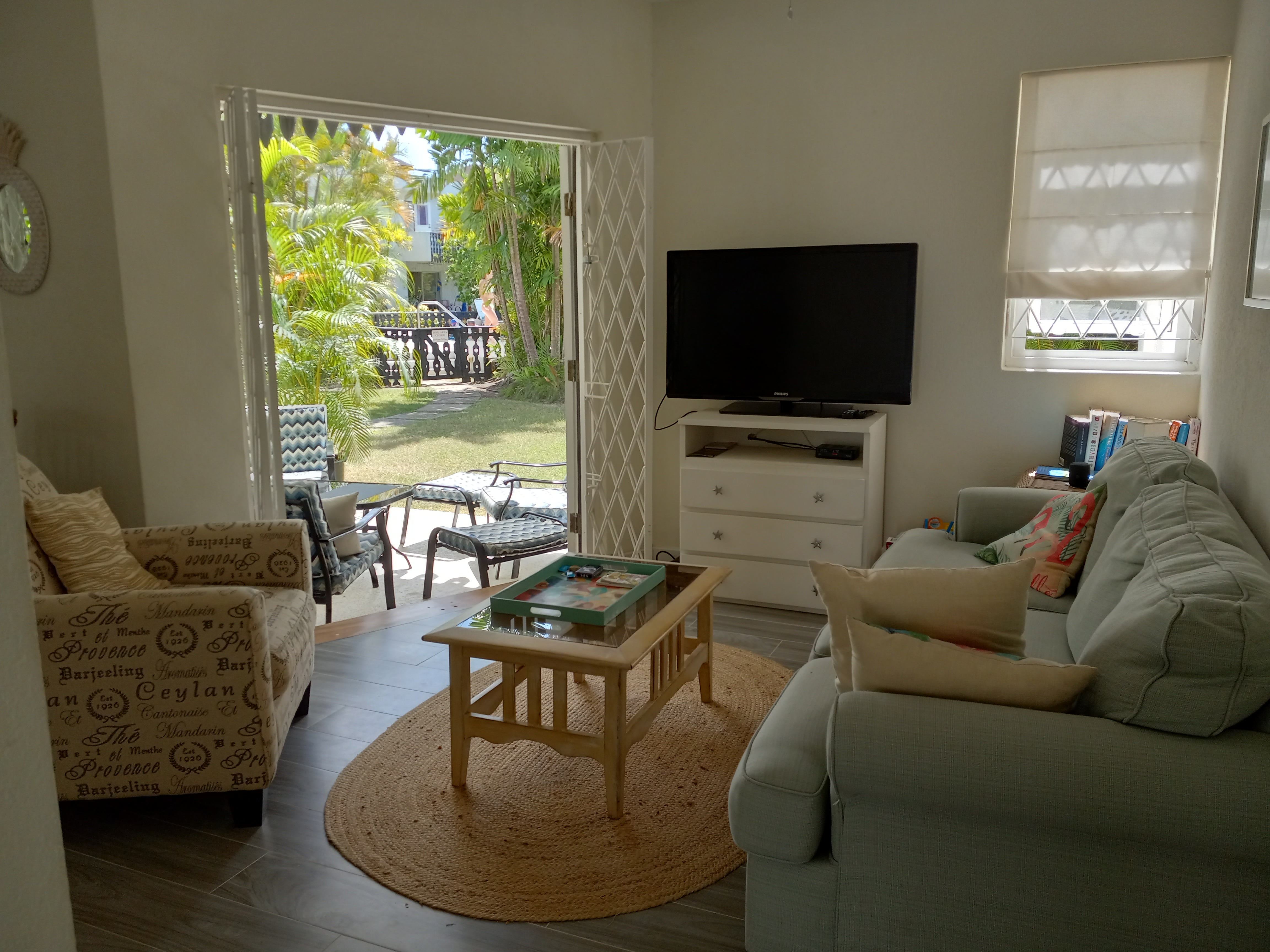 Vacation home in lovely setting, access pool, golf