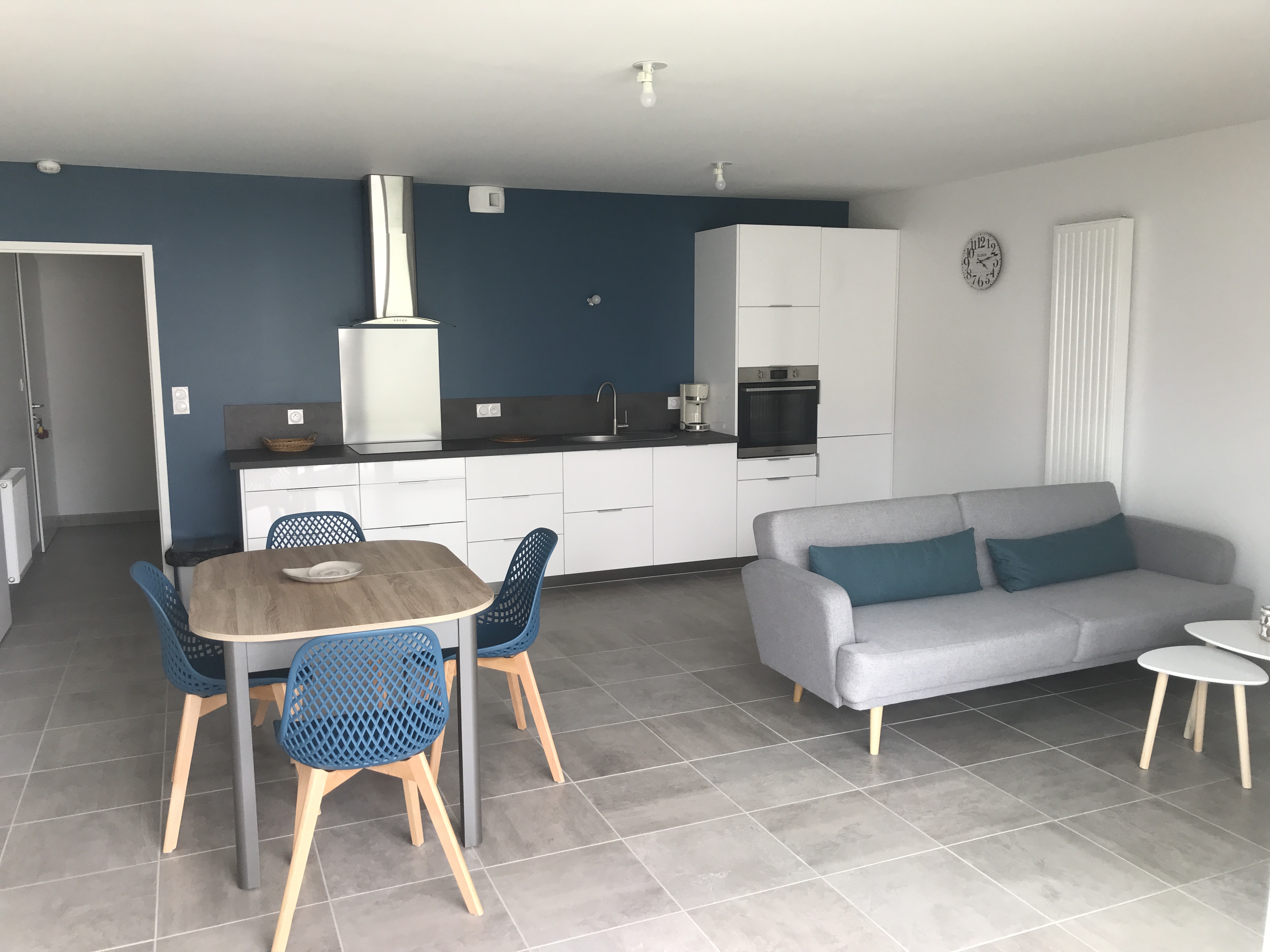 Recent apartment with modern decor