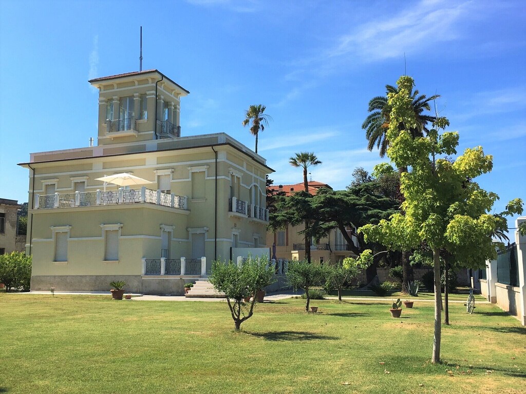 Stately seafront 65 square meters with garden