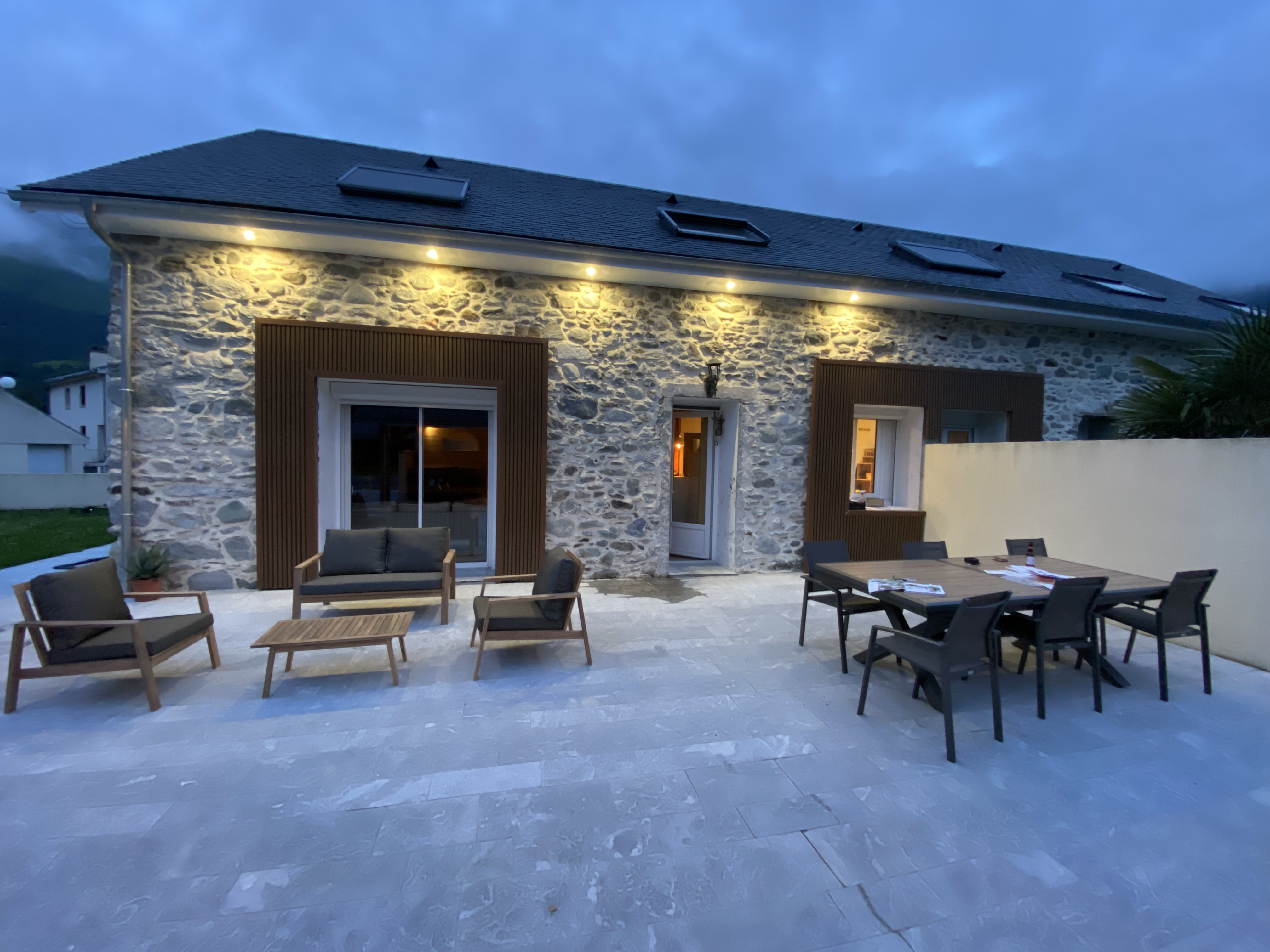 Family home and jacuzzi at the foot of the mountains