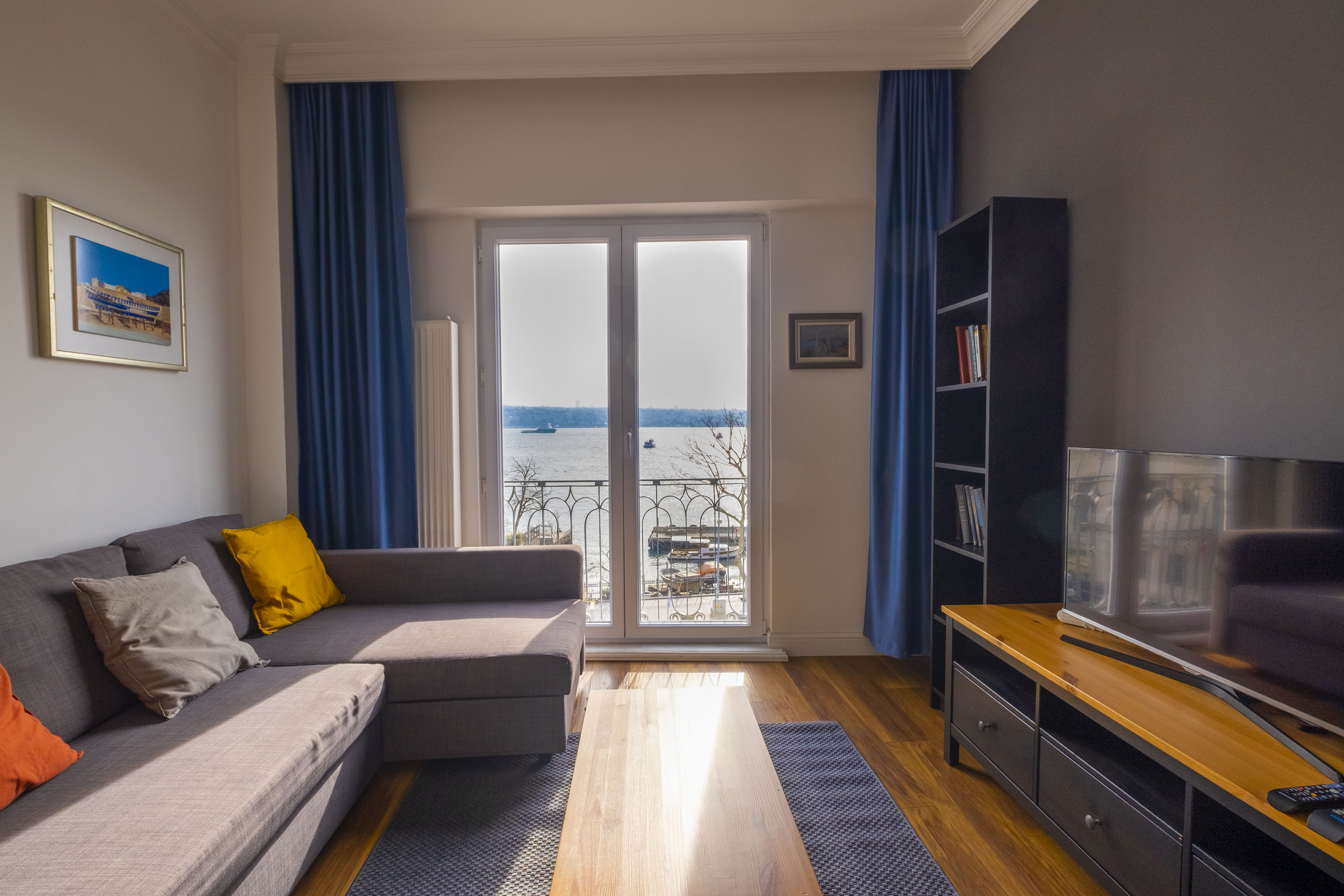 Trendy Waterfront Apt. with a Striking View
