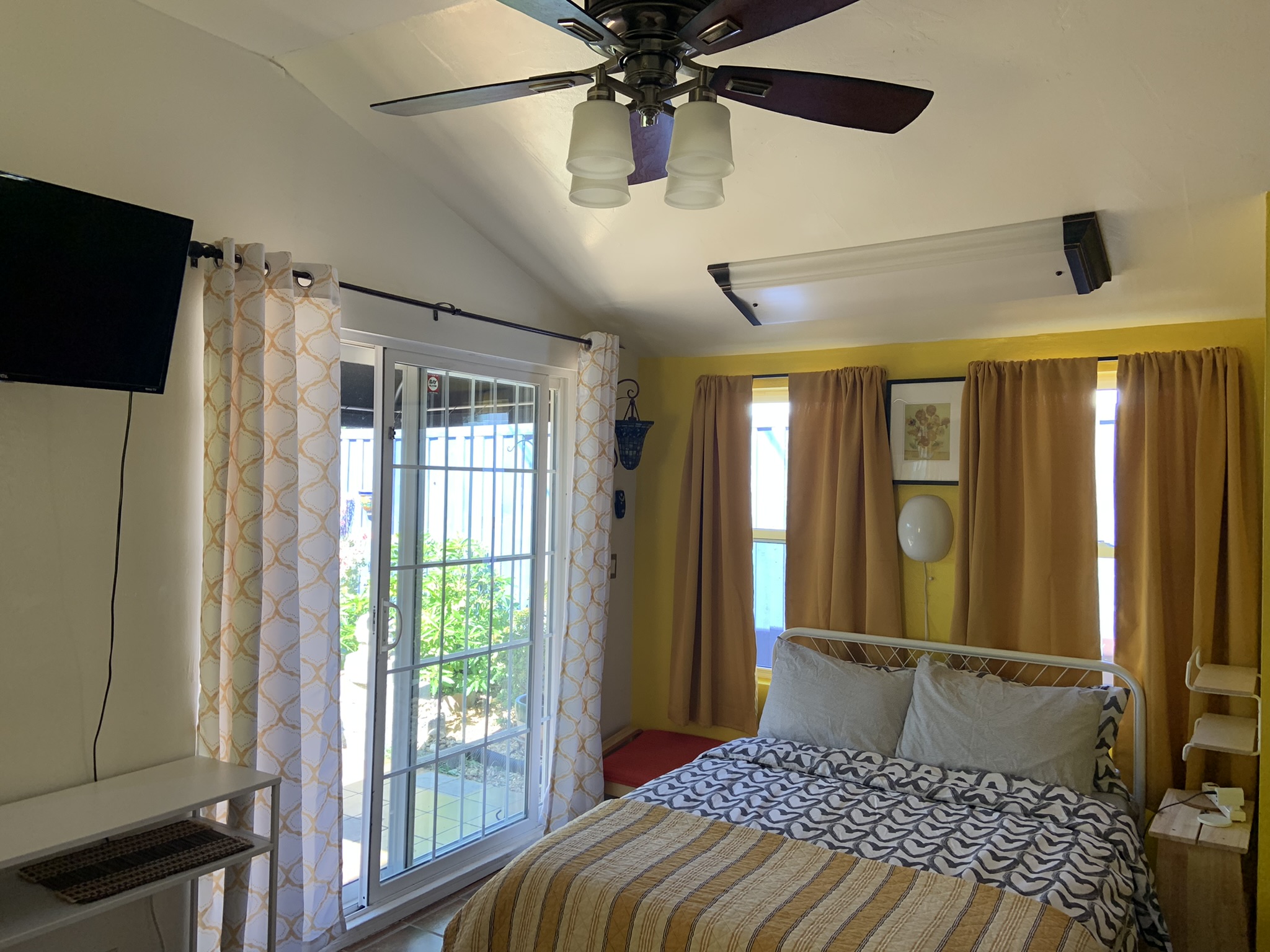 Sunlit tiled studio w/private back patio