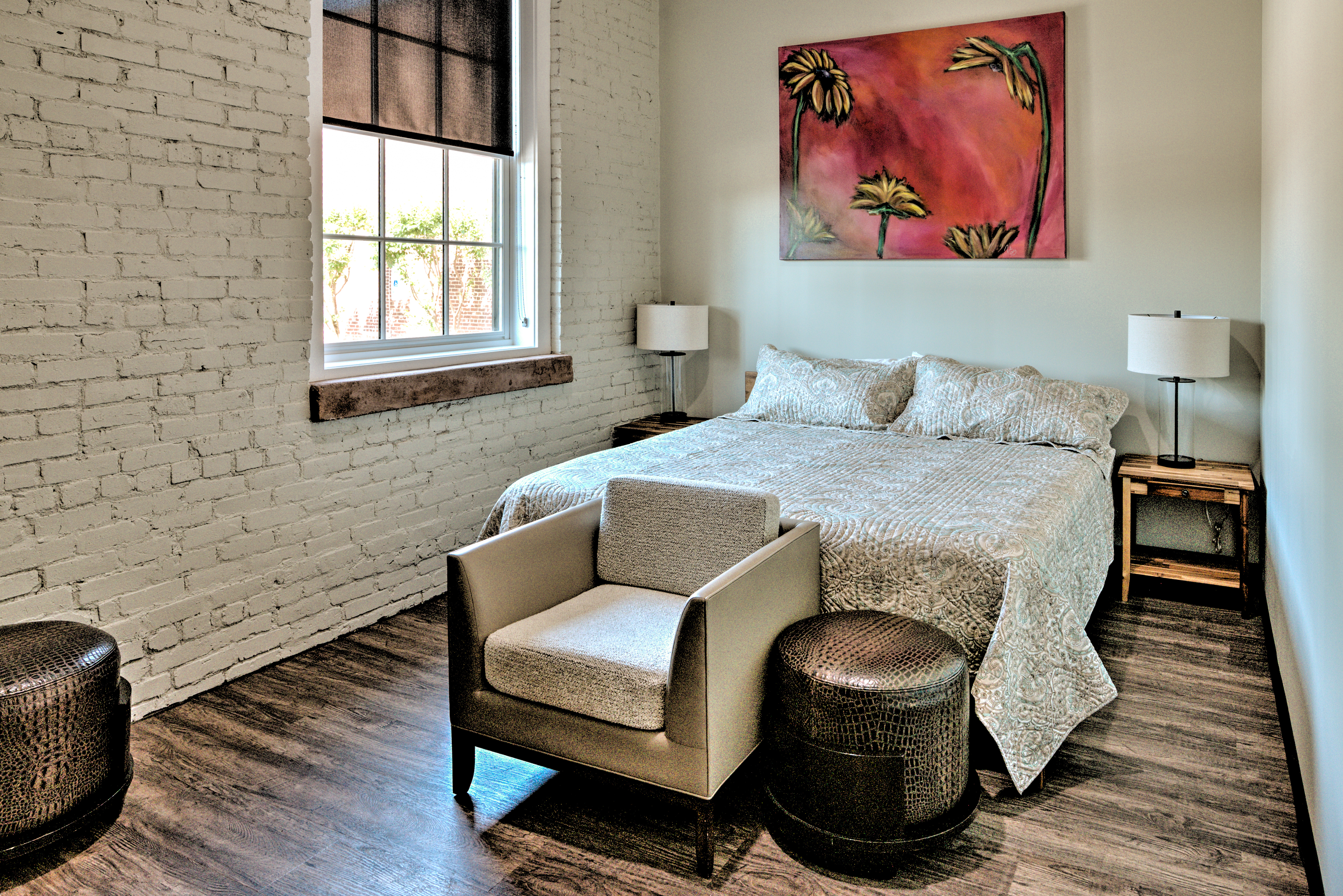 Stylish & Modern Downtown Hickory Guest Retreat!