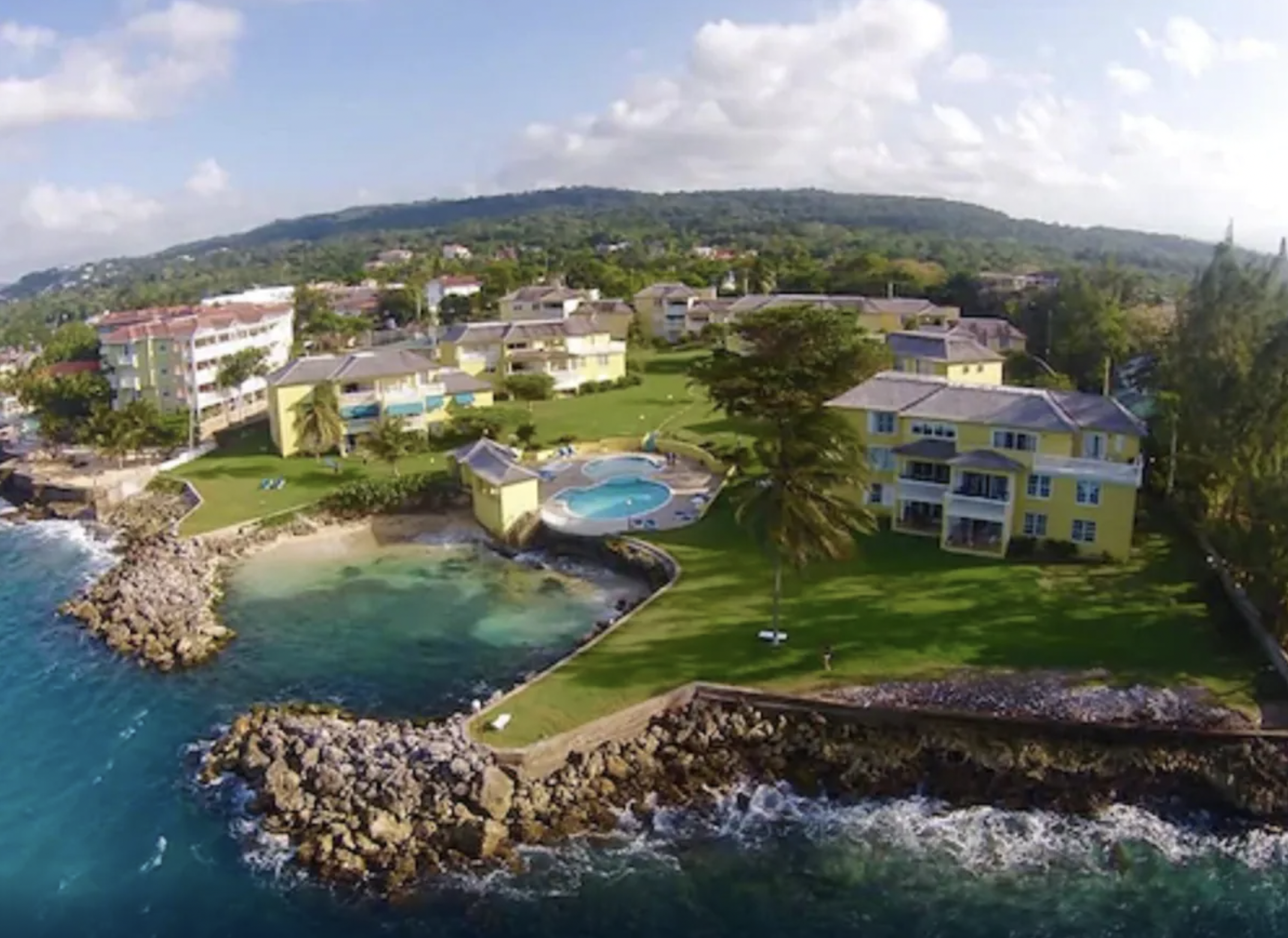 THE COZY HOUSE TWO, 3 BEDROOM BEACH FRONT