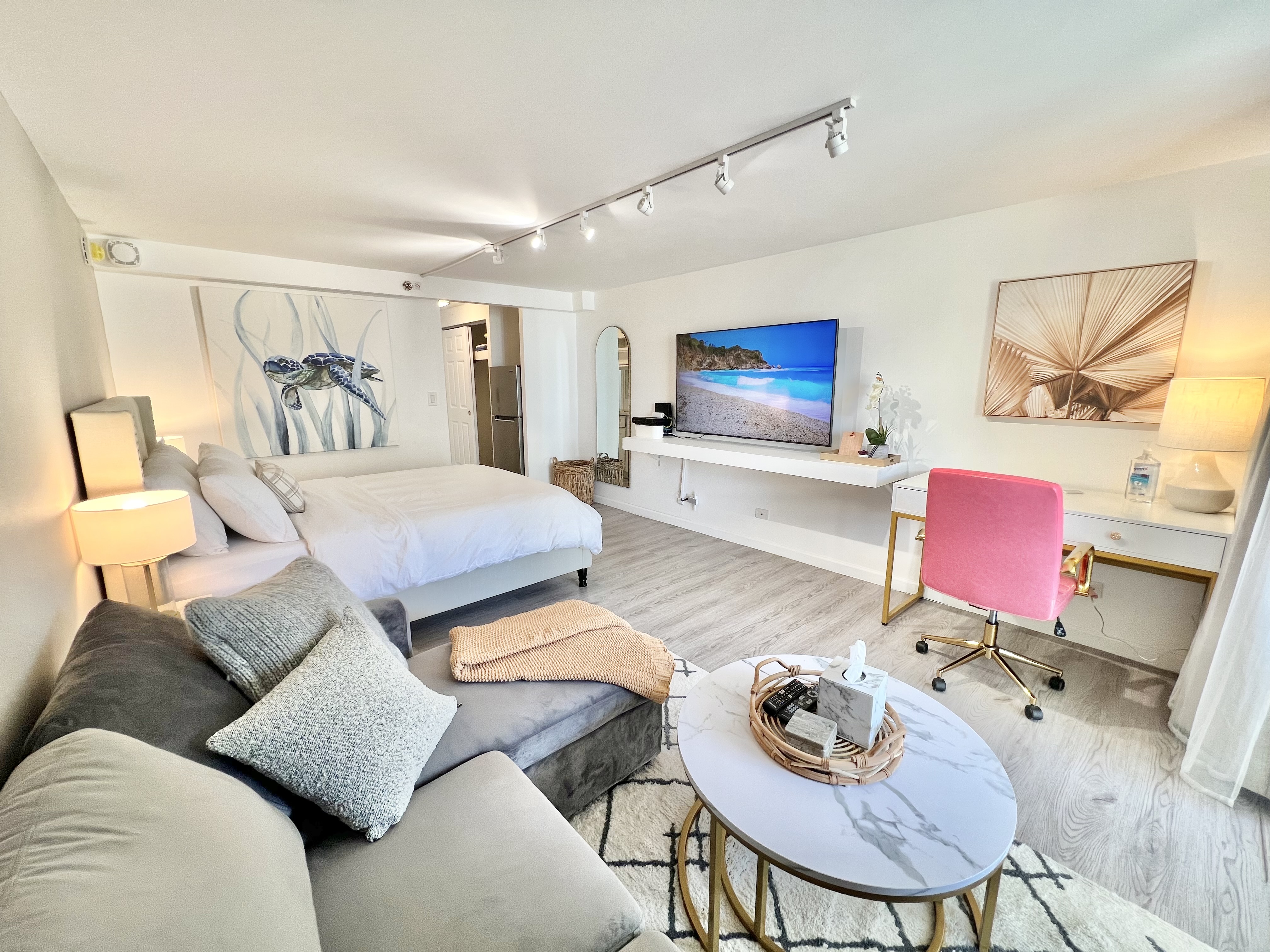 Charming & Cozy Queen Studio in Central Waikiki! in Primary Urban Center, Hawaii