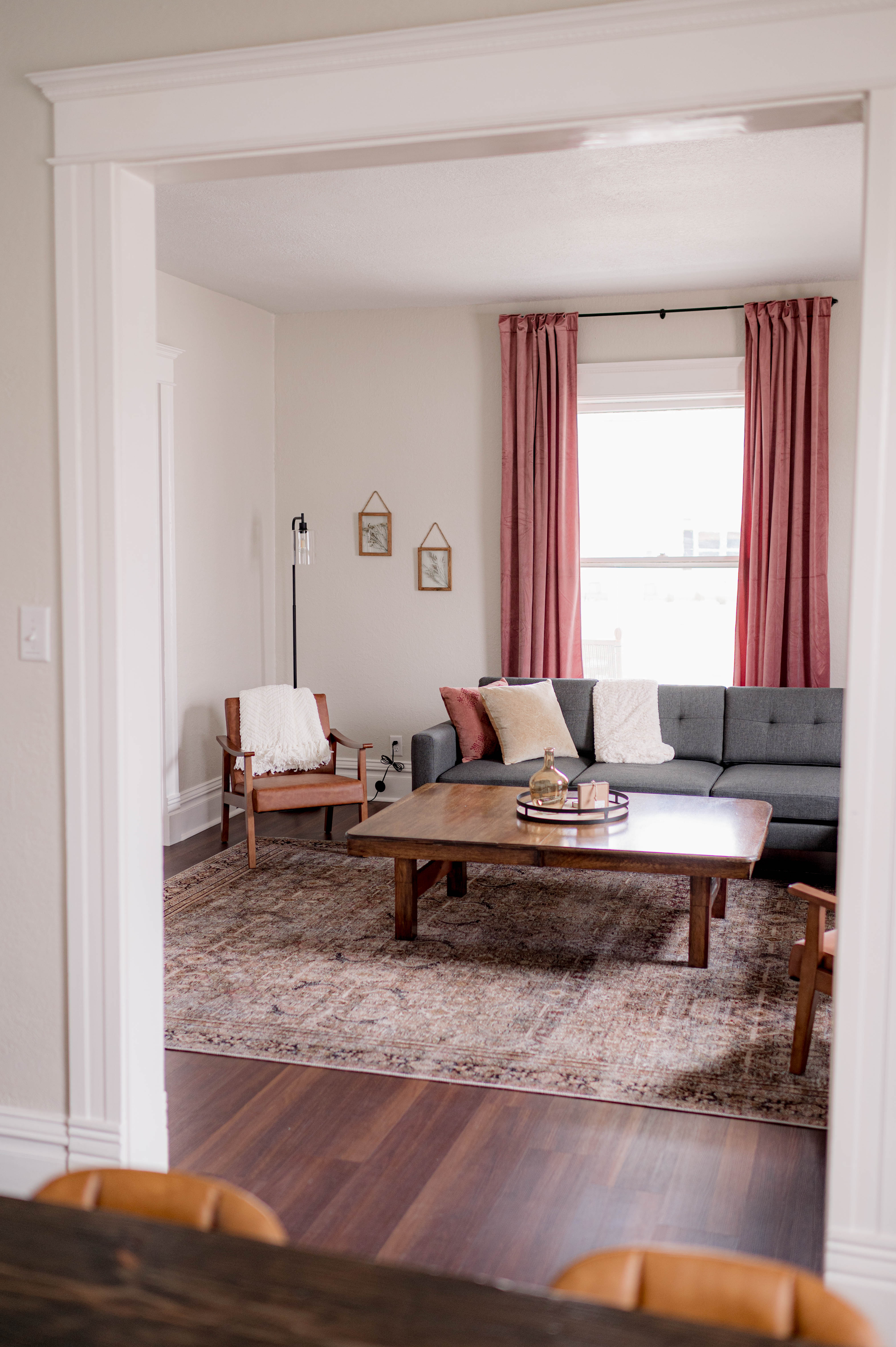 The 1905 - Spacious Downtown Farmhouse - 4bd/2ba