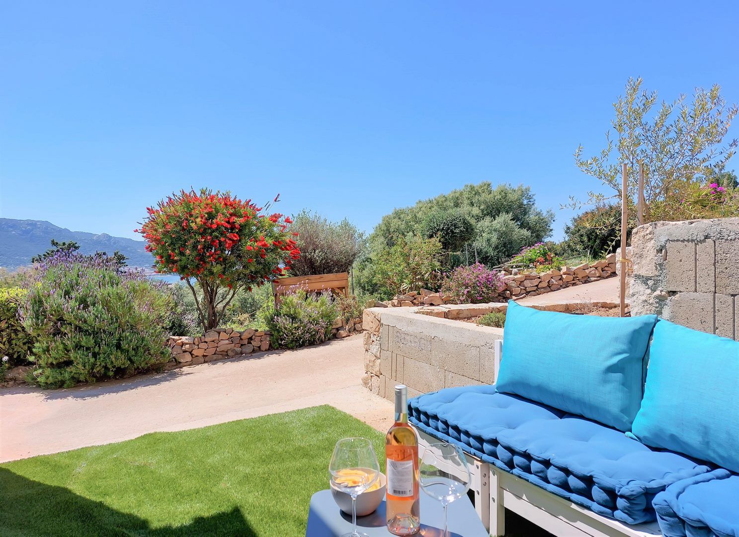 Cozy apartment with panoramic sea view and garden