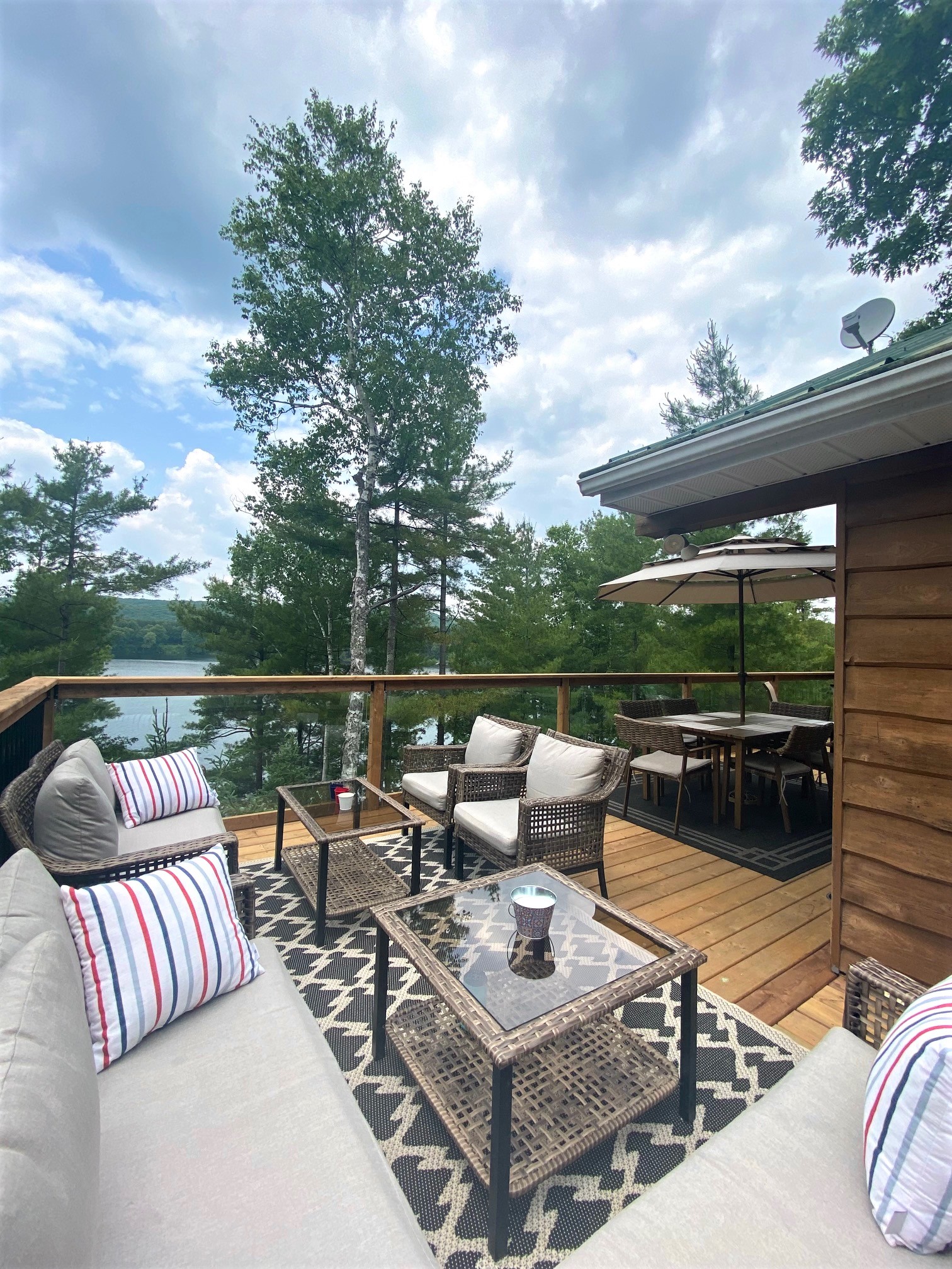Sunny Pines Cottage - 3 bedroom lakefront retreat
