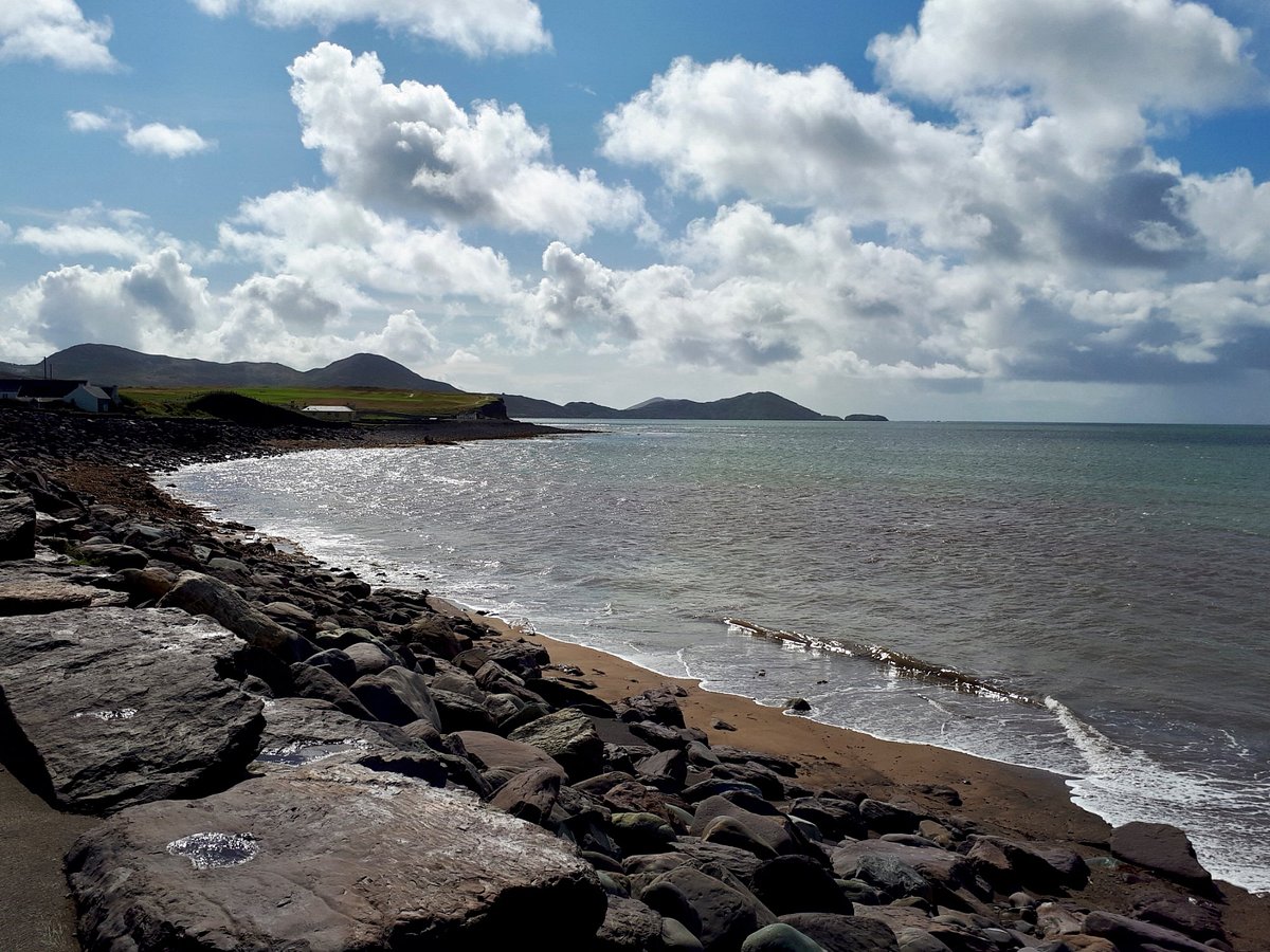 Cosy 3 bed house located beside beach & Village.