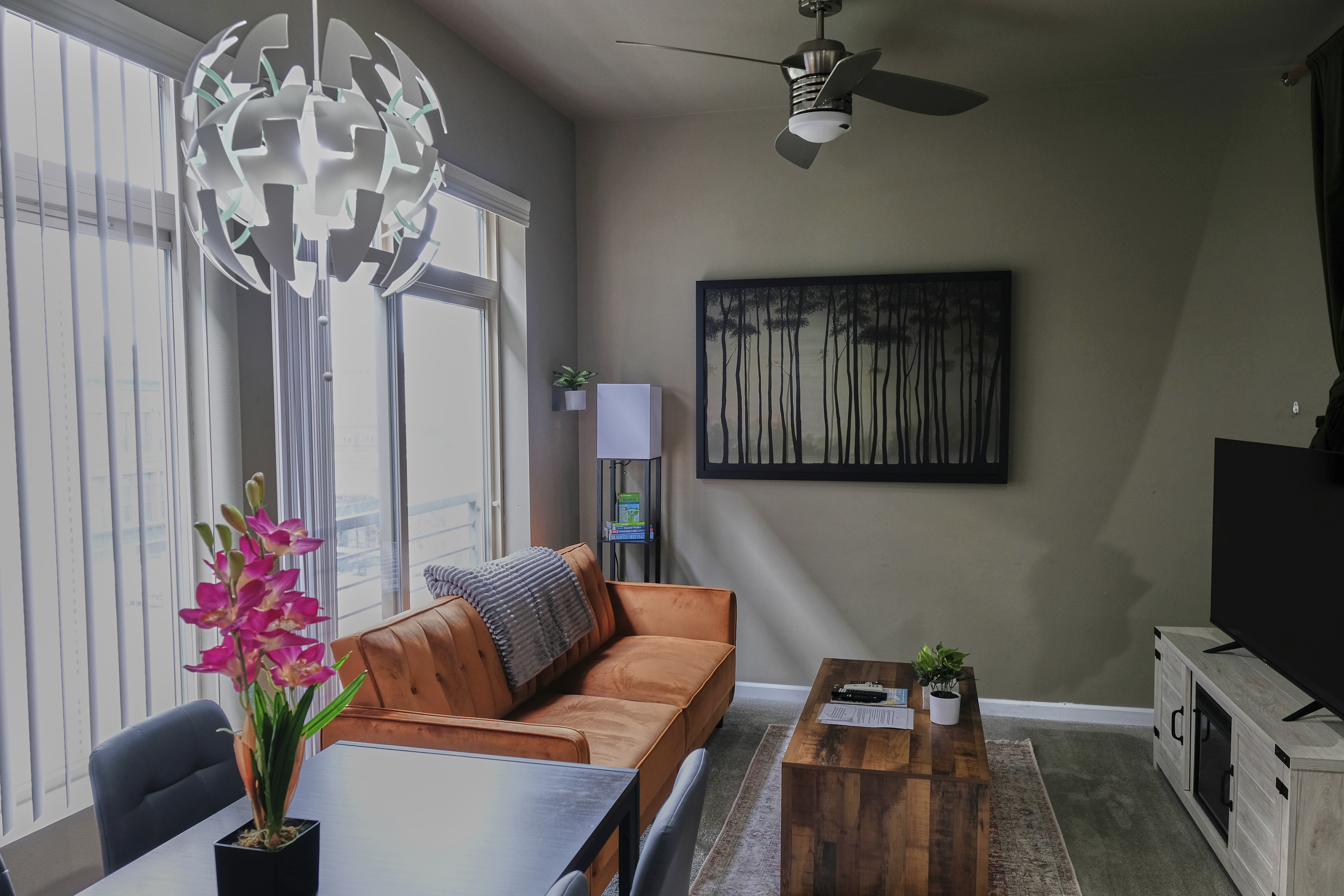 Historic downtown studio near Pike place + parking
