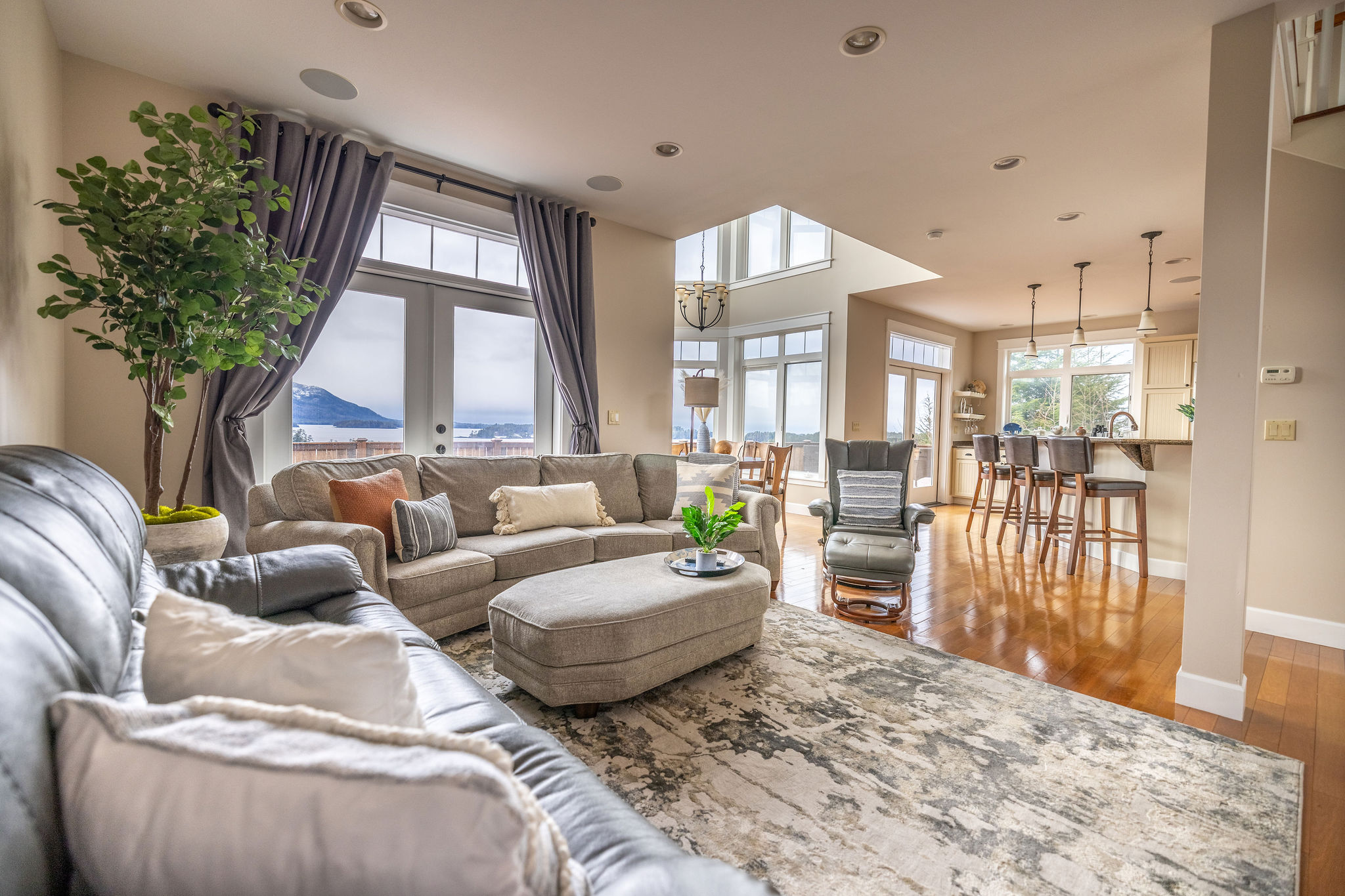 Cheerful 3 bedroom home with a hot tub