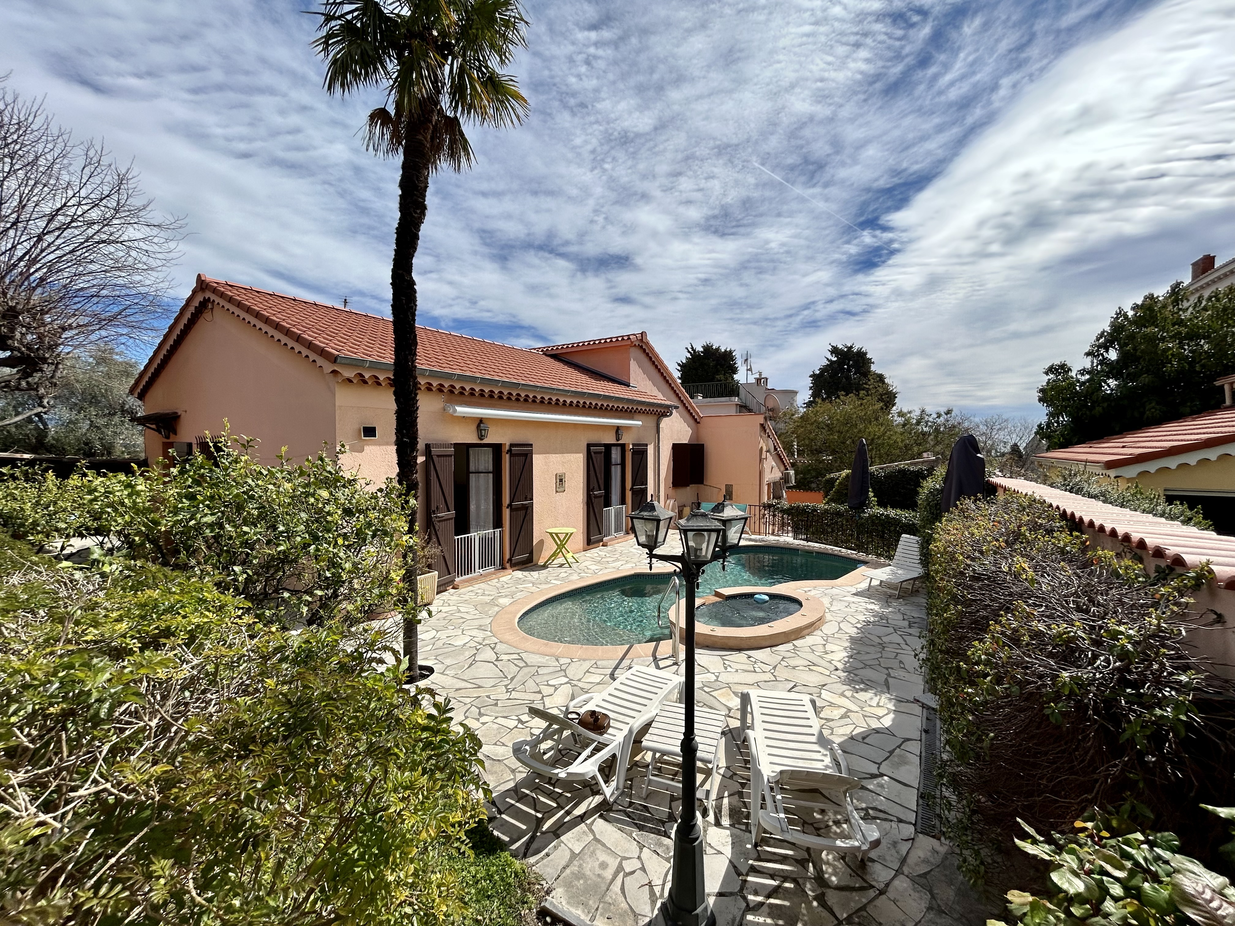 Amazing Villa with Pool - Walk to all