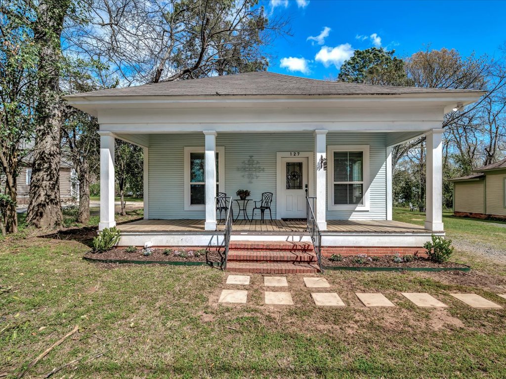 Martin Bungalow~ Charming, centrally located home!