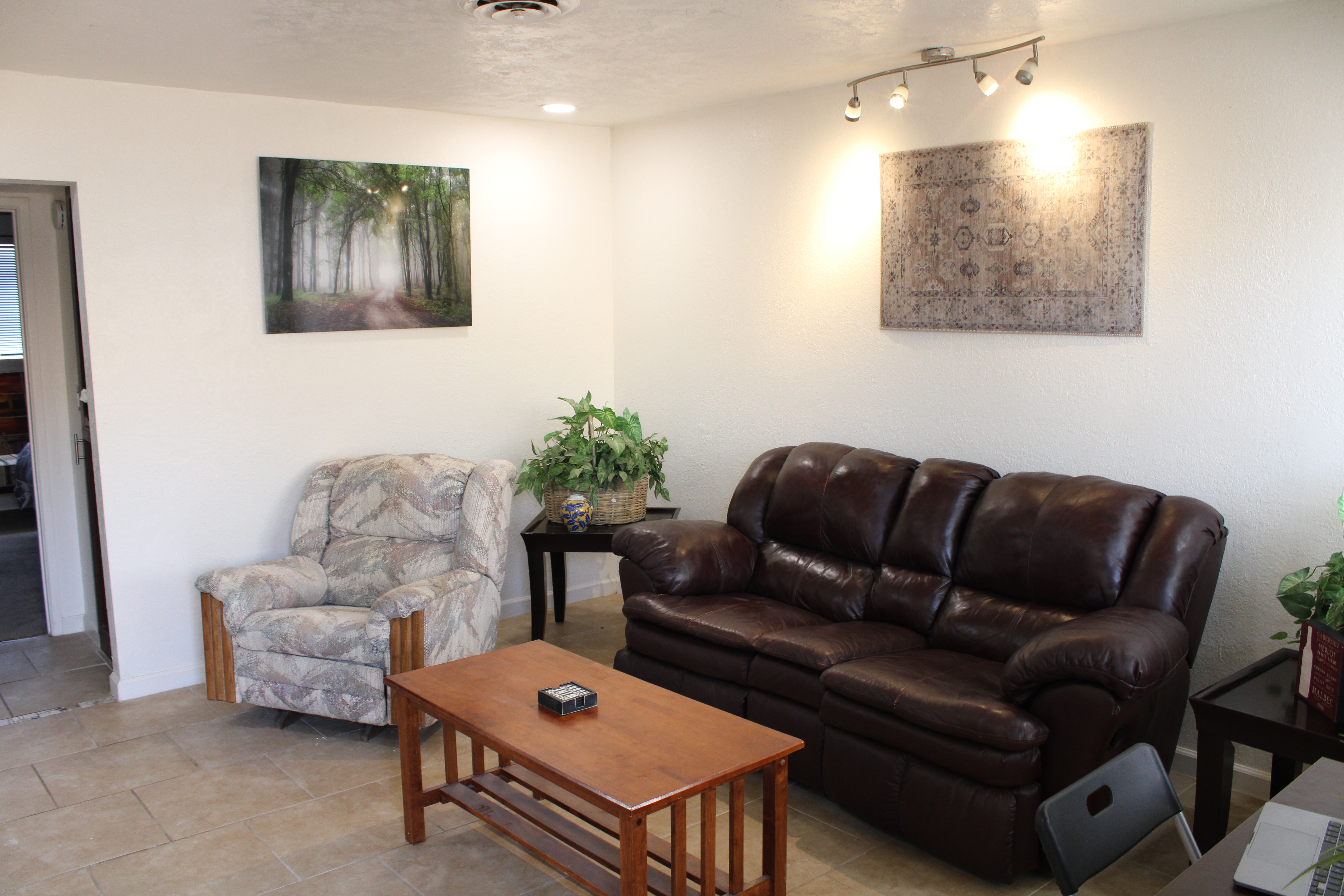 Extended stay Apt. Private patio, free parking