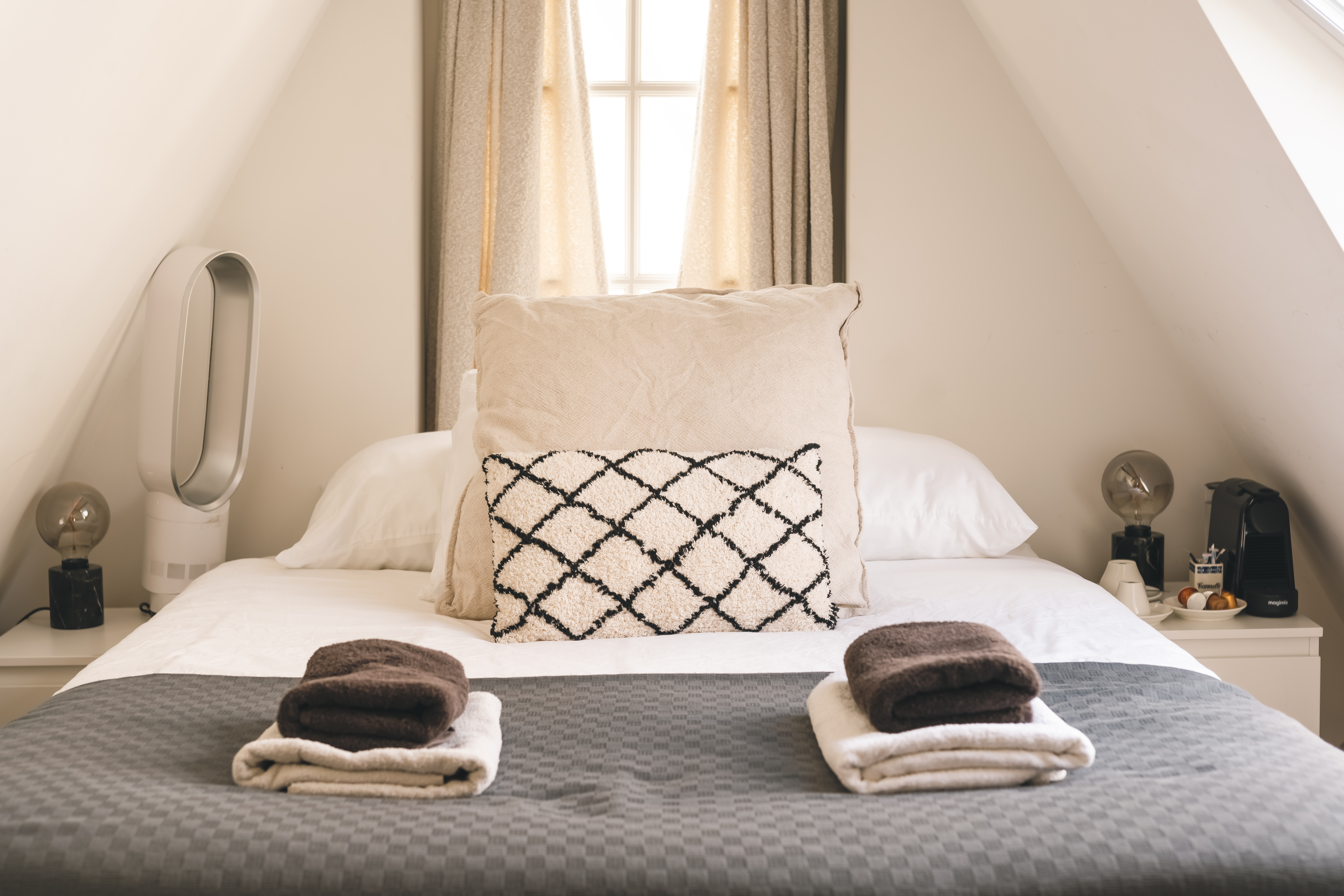 De Achterkamer - Tiny Attic on Herengracht โ Amsterdam stay