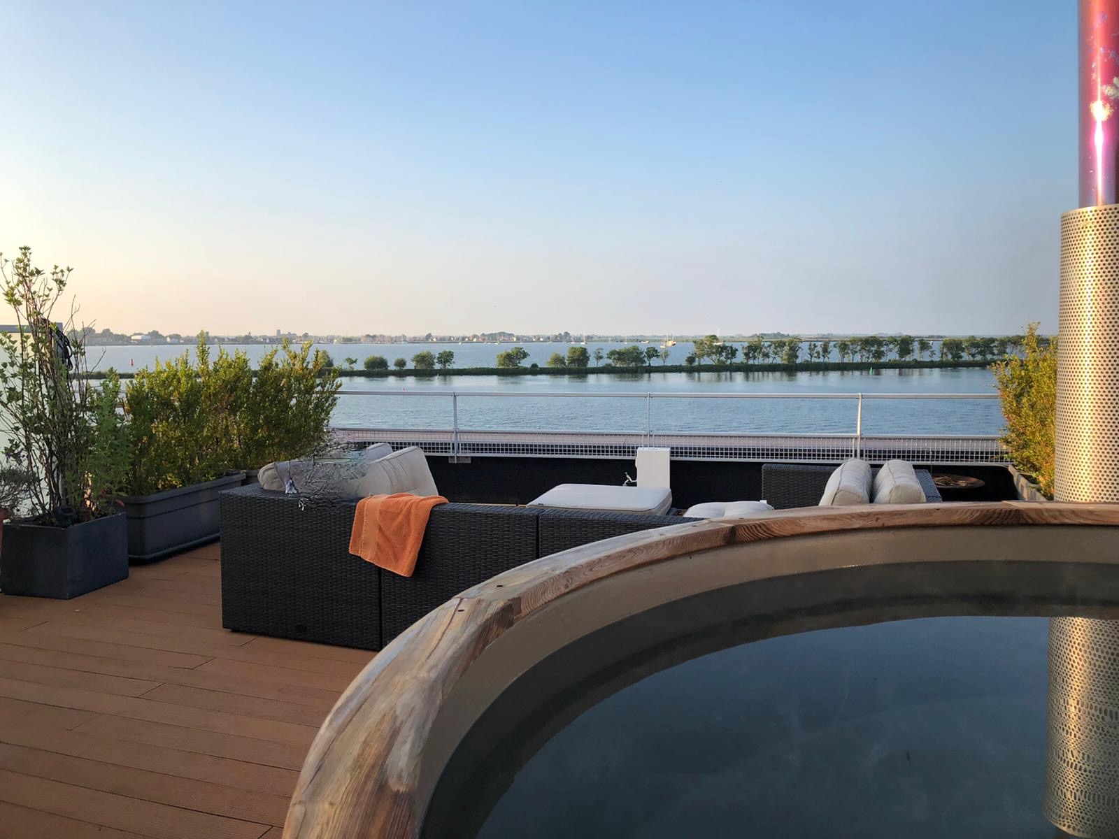 Riant familiehuis met hottub direct aan het water! — Amsterdam stay