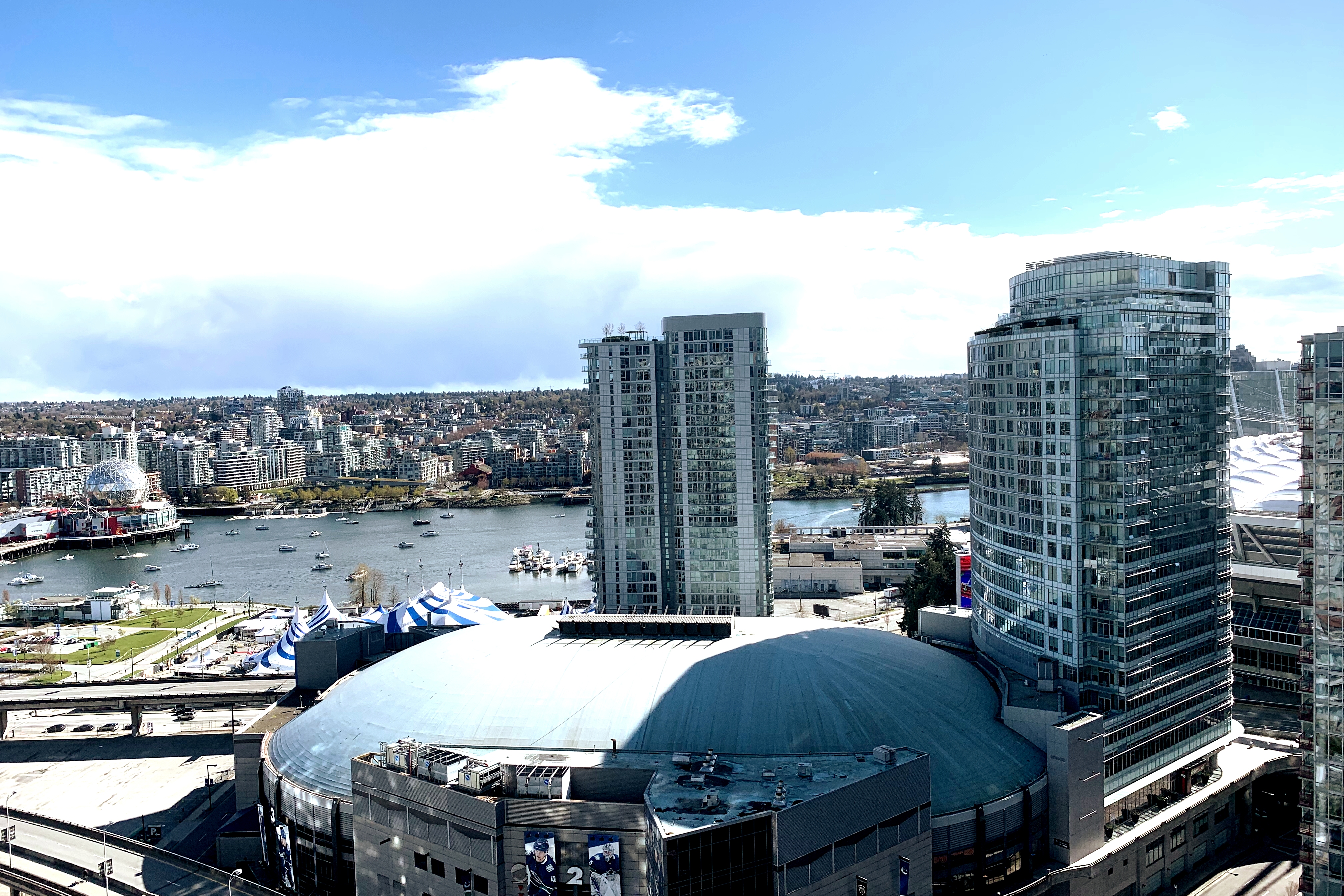 Downtown Views + 3br/2ba+Skytrain+Free Parking