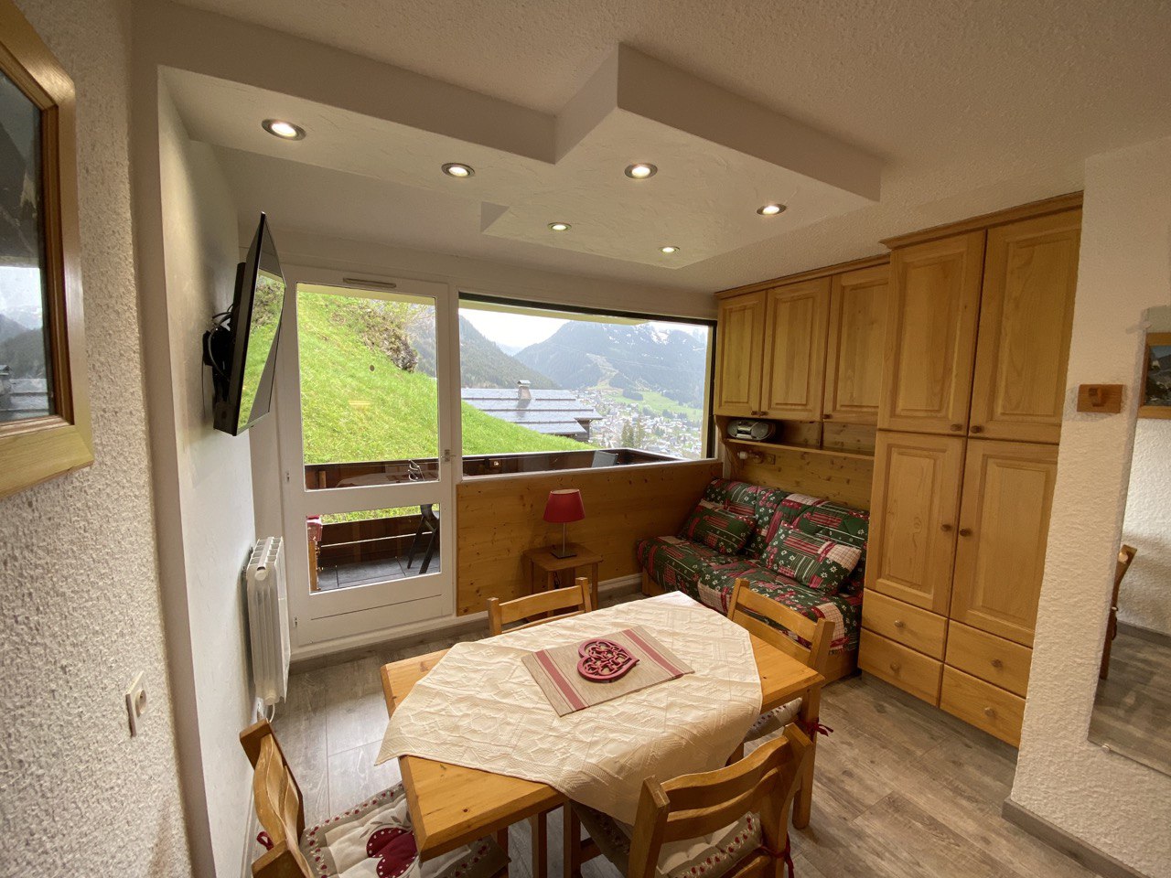 Stunning studio with views in the south-facing valley