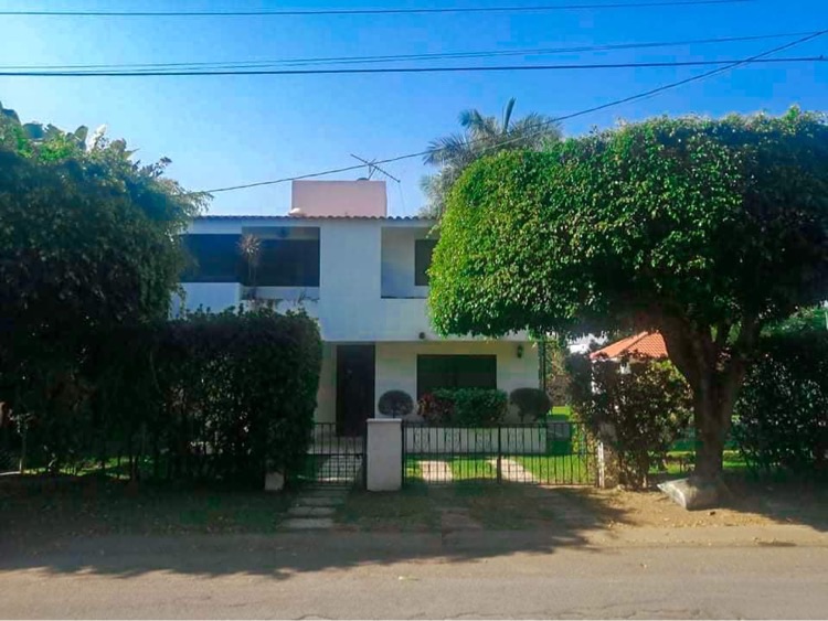 Belle maison avec immense jardin et grande piscine Maisons de