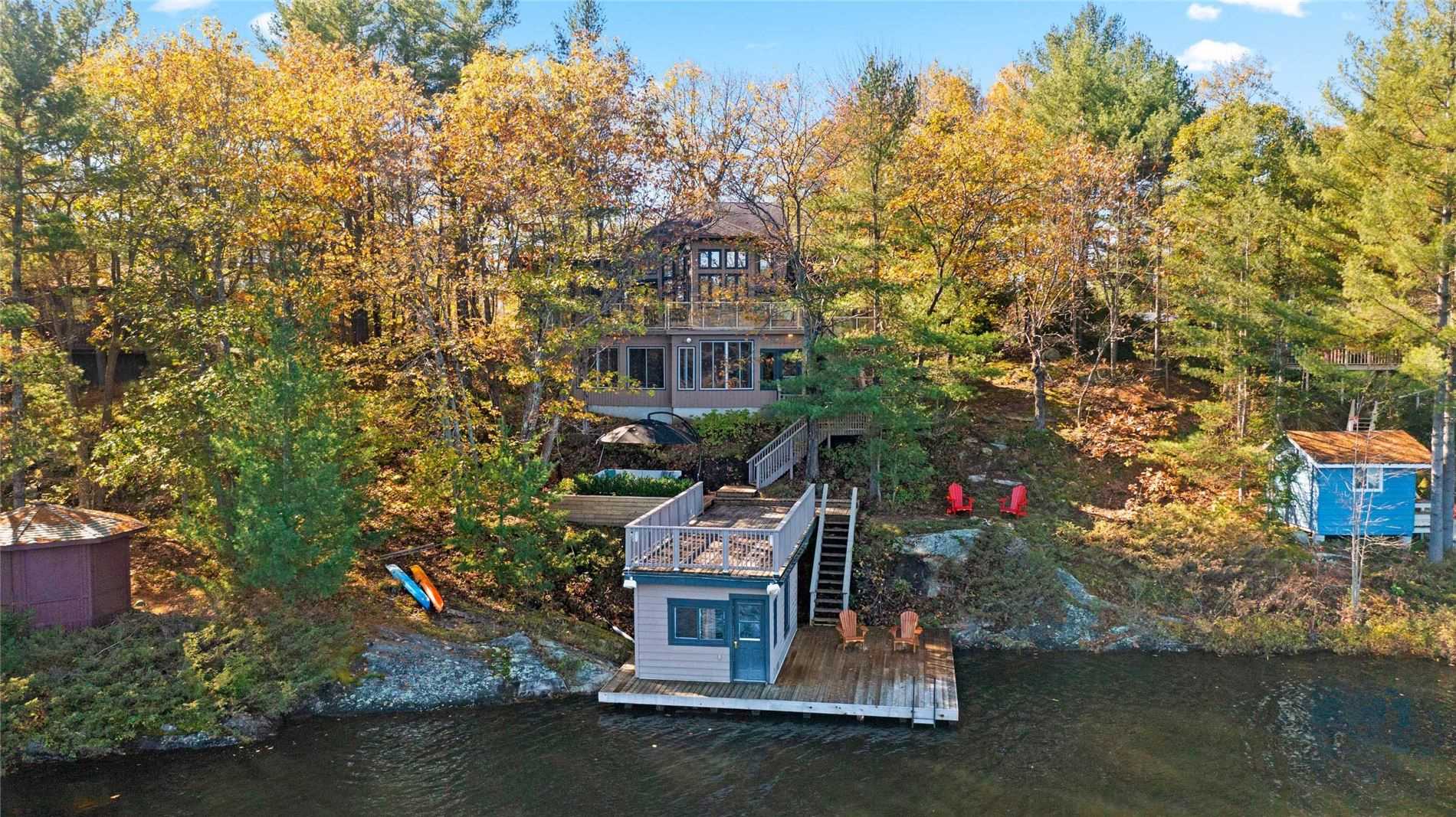 Muskoka Lakehouse w/ Sauna, Sunroom & Bunkie
