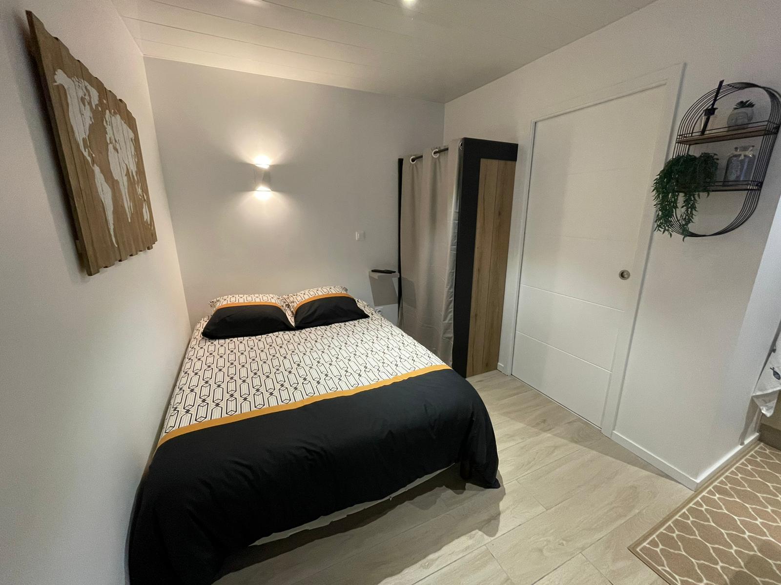 Nice independent studio in the city center.