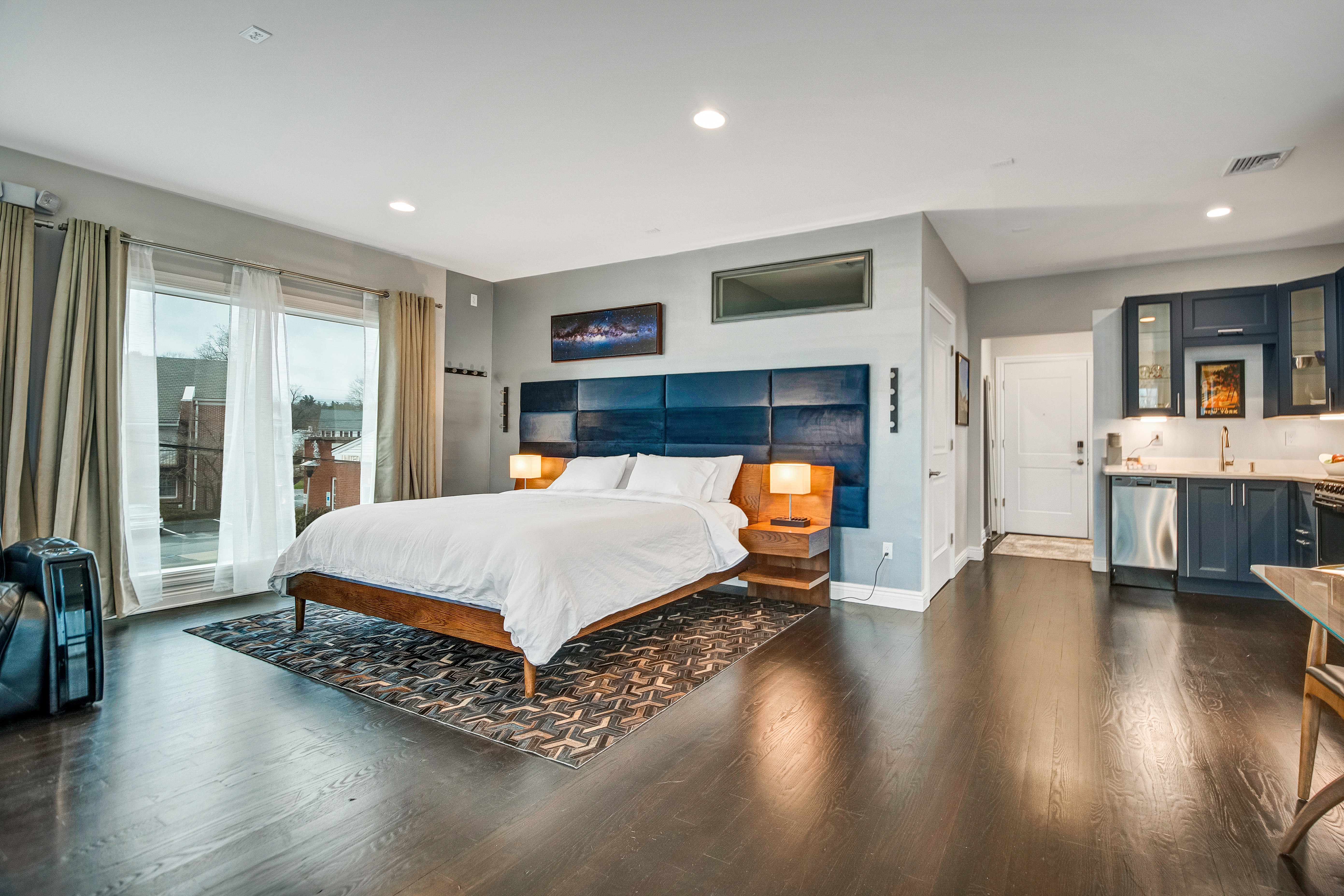 Luxe Loft 1 Warwick on Main St, SteamShower,Views!