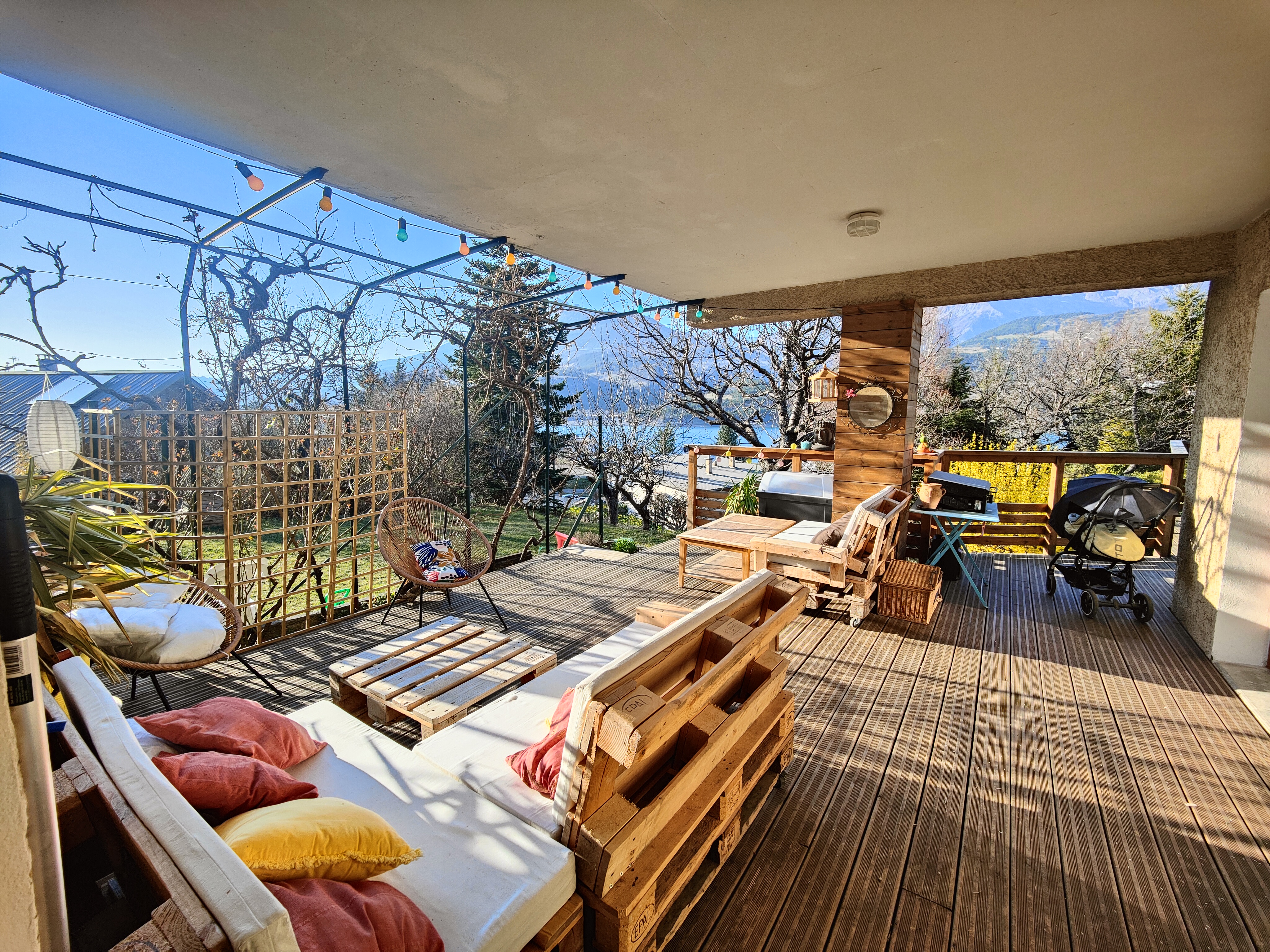 House with garden and lakefront terrace