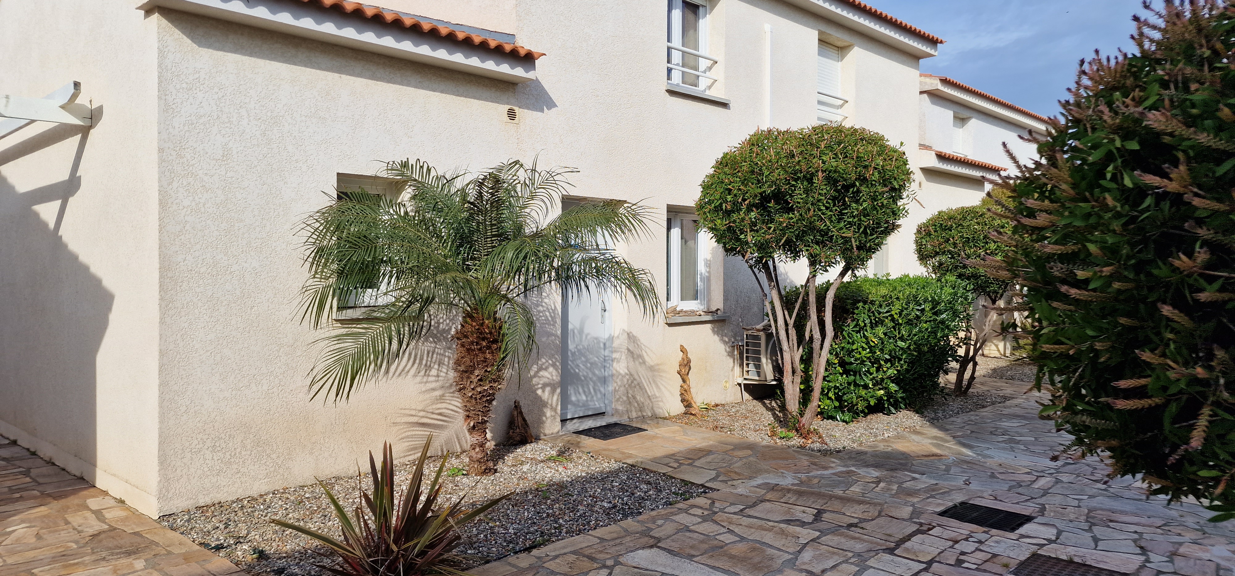 Villa Montecristo, swimming pool, and beach.