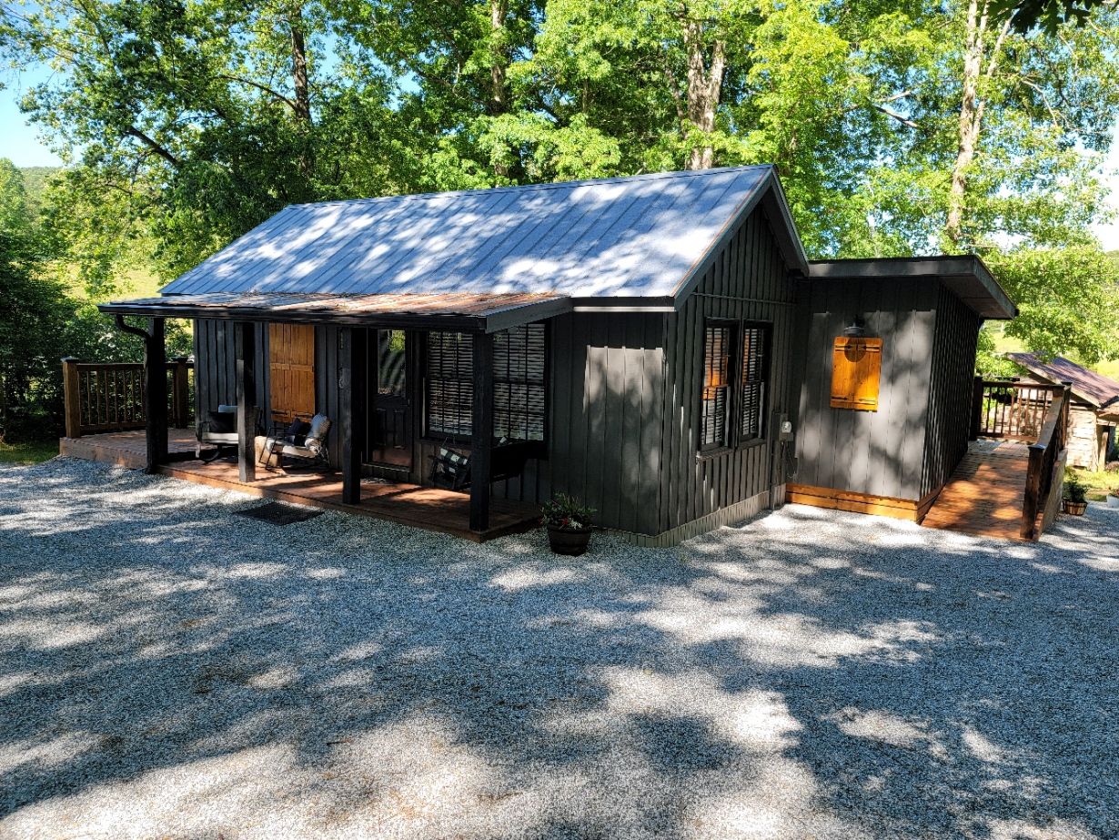 Luxury Cabin sits 40ac Farm, minutes from Helen GA