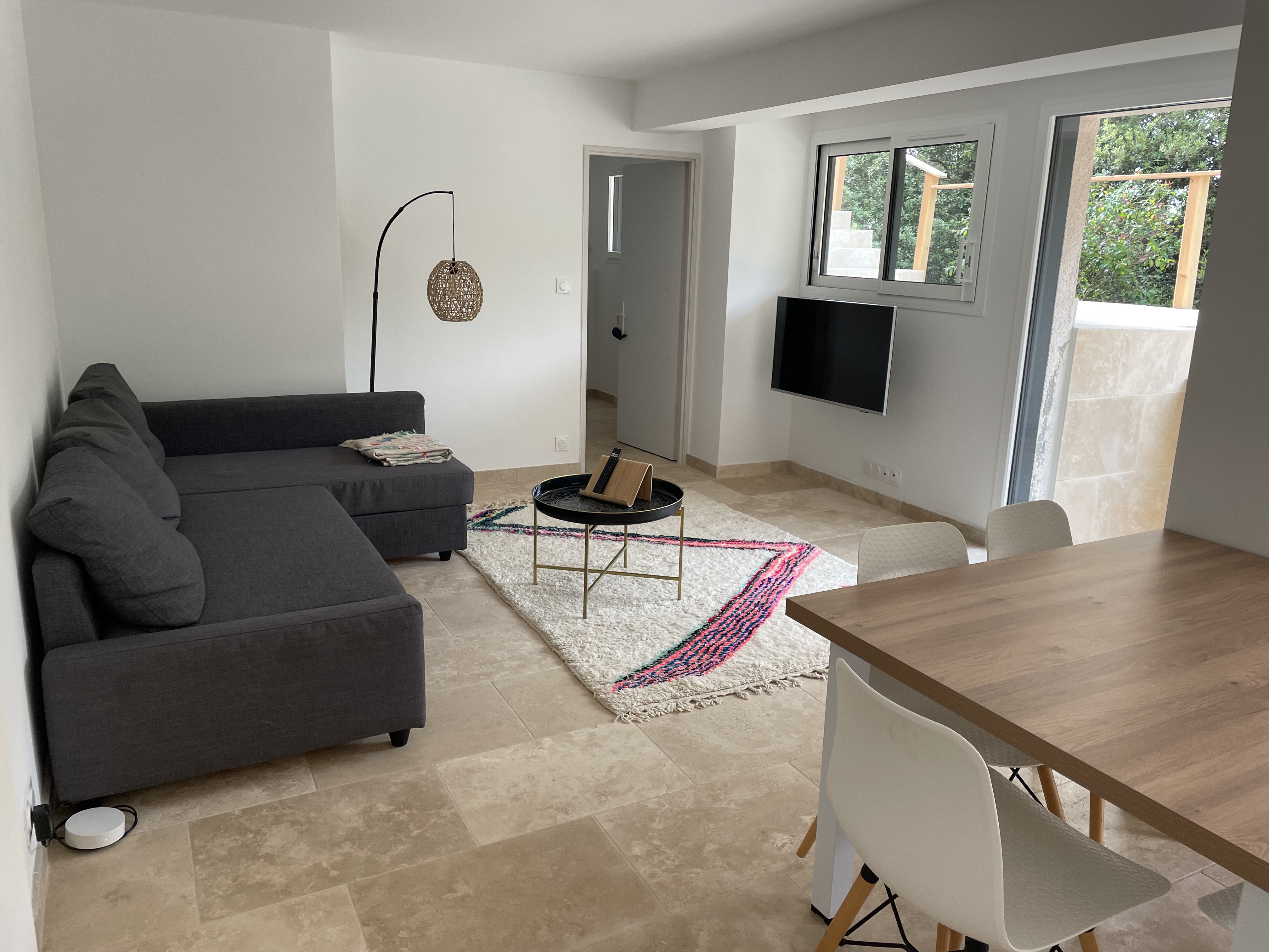 Beautiful accommodation with swimming pool, sea and mountain.