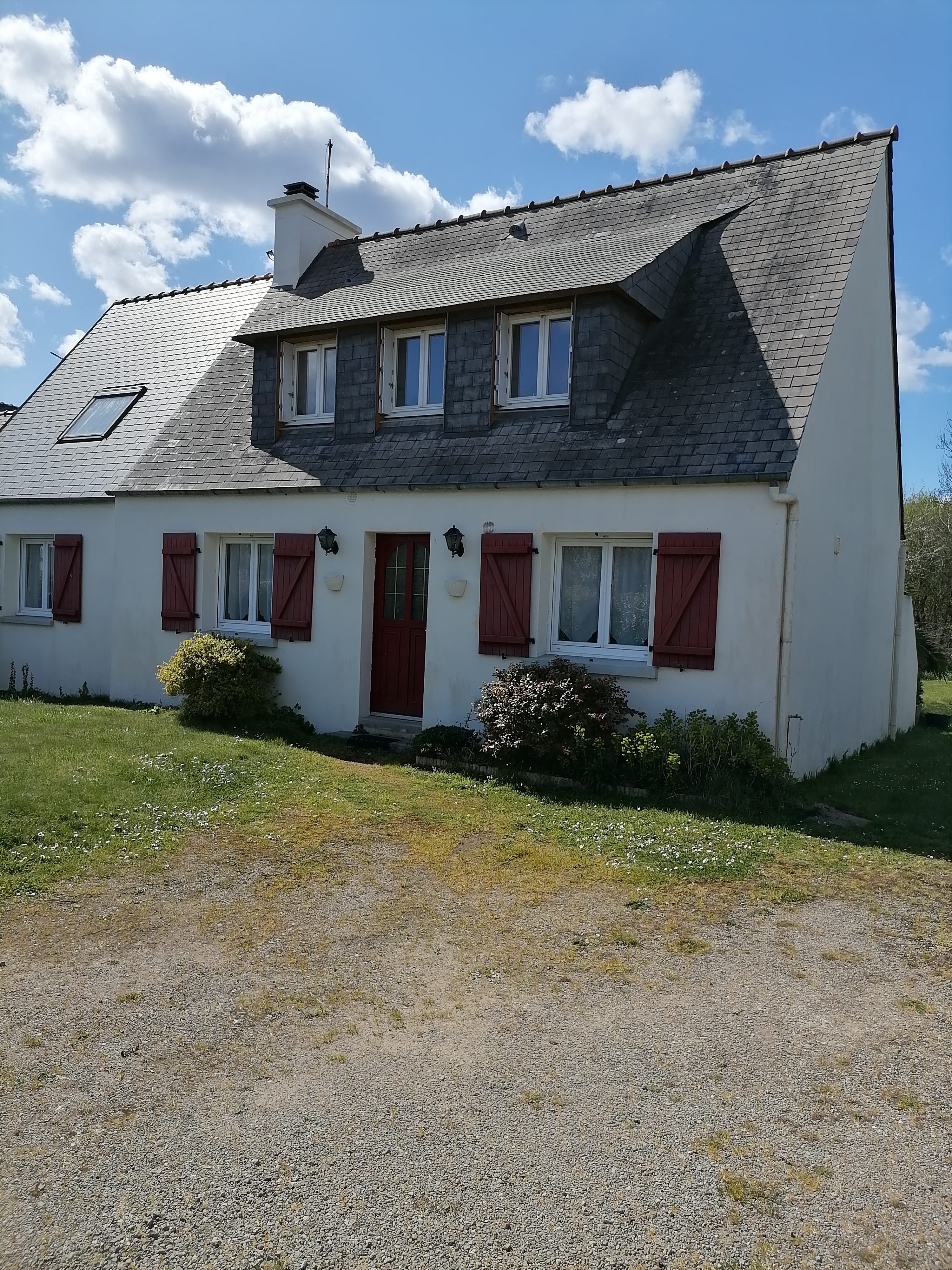 SPACIOUS HOUSE NEAR THE BEACHES