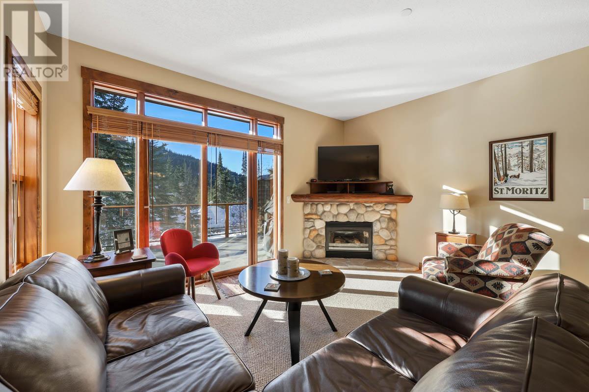 Sleeps 8, 3 level, 5 beds, private garage townhome