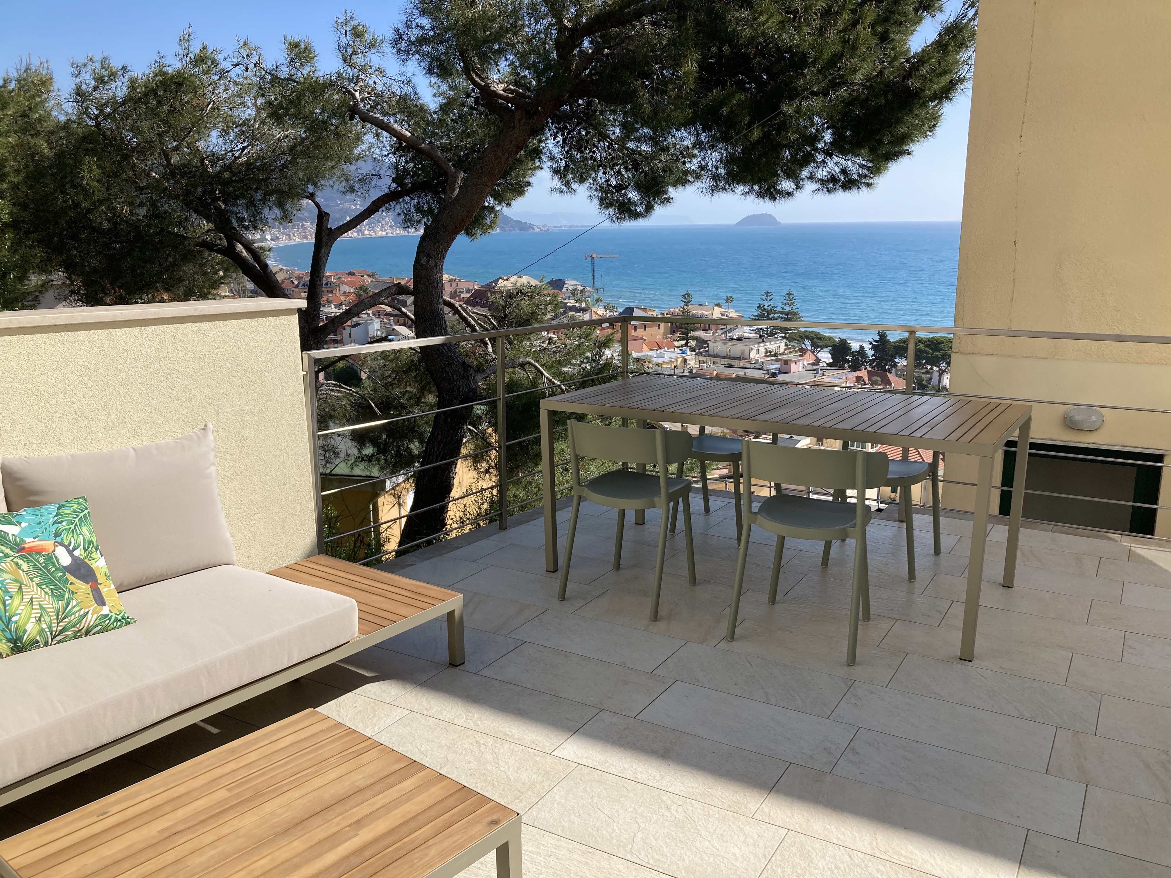 Lovely apartment overlooking the sea