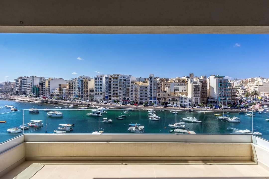 2-Bedroom Seaside Apartment in Spinola