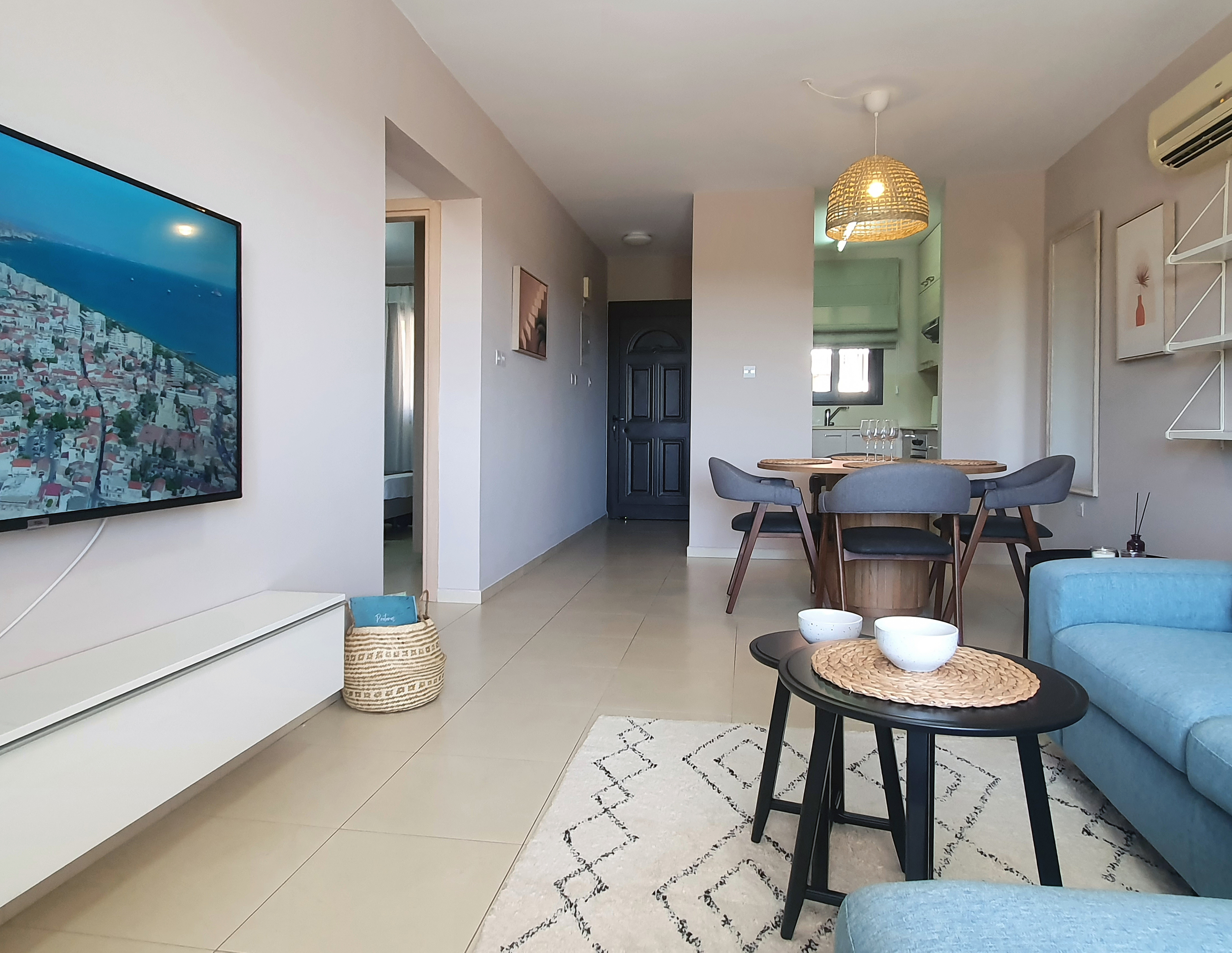 Stylish 2BR w/ shared pool, Beach 10min walk