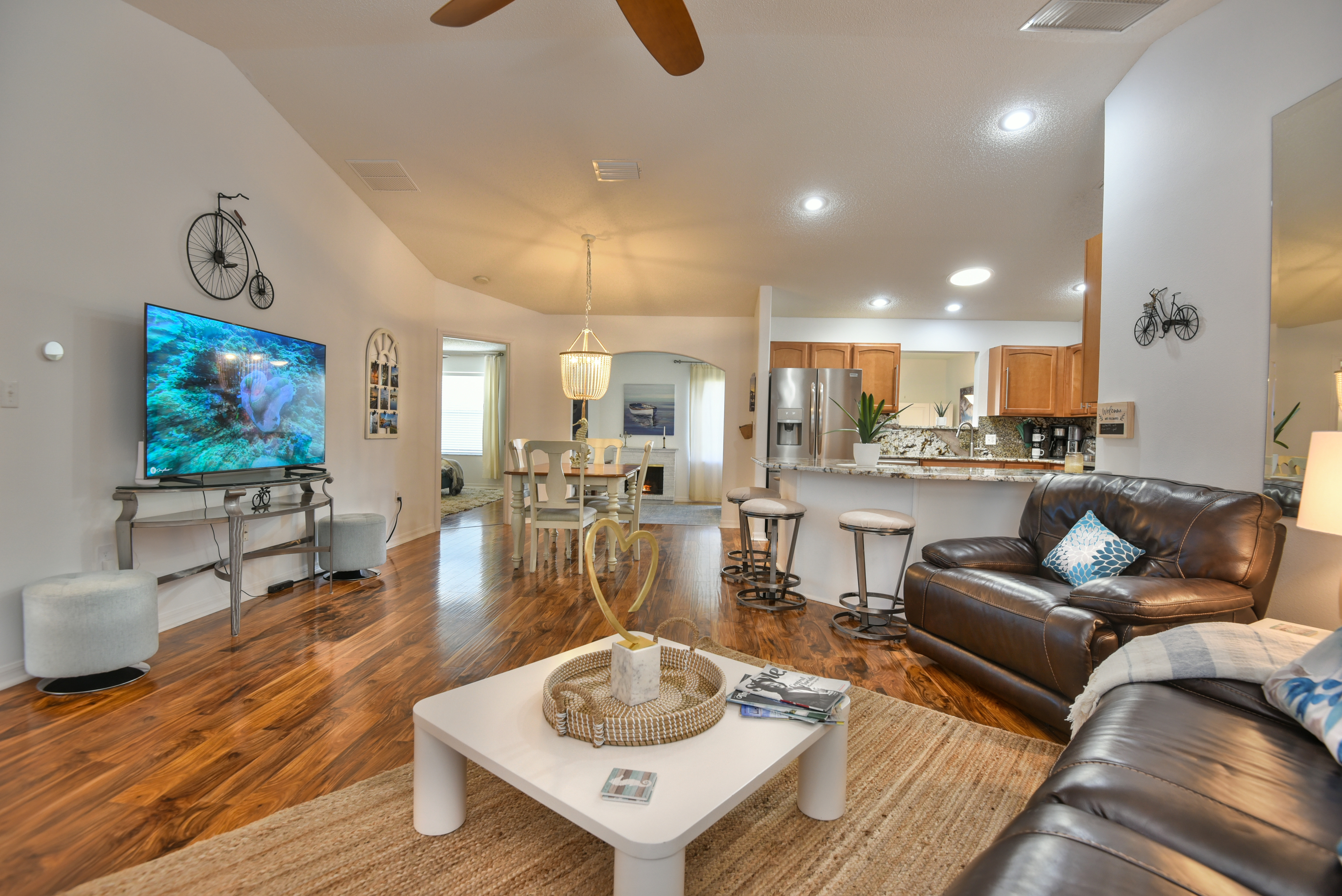 Cheerful home , tastefully updated, extra den