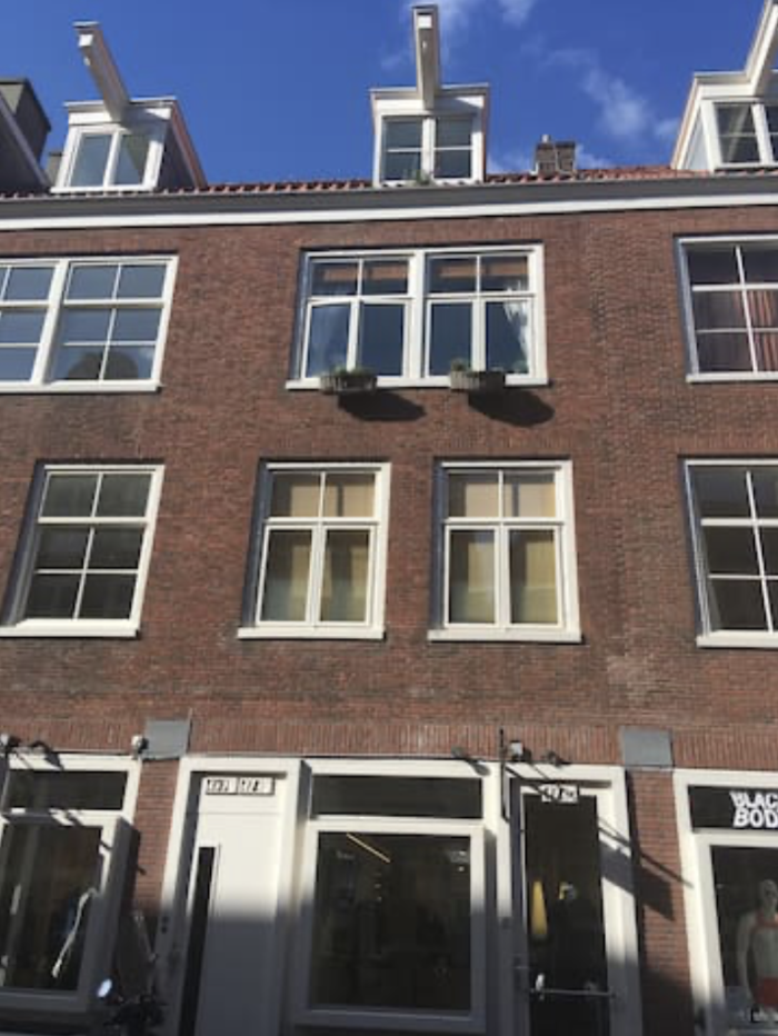 Grachtenpand in rustige straat vh Spiegelkwartier — Amsterdam stay